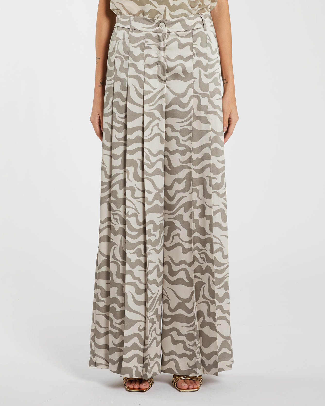 Pantaloni super wide a pieghe color gesso a fantasia onde tortora