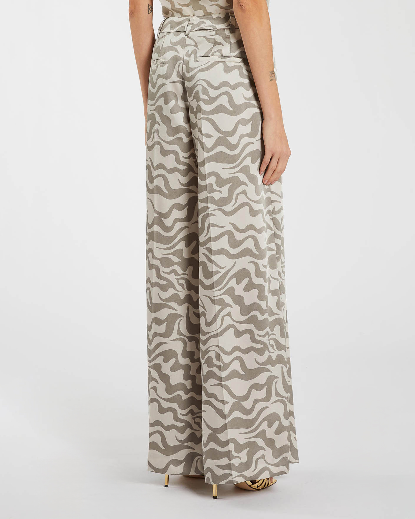 Pantaloni super wide a pieghe color gesso a fantasia onde tortora image