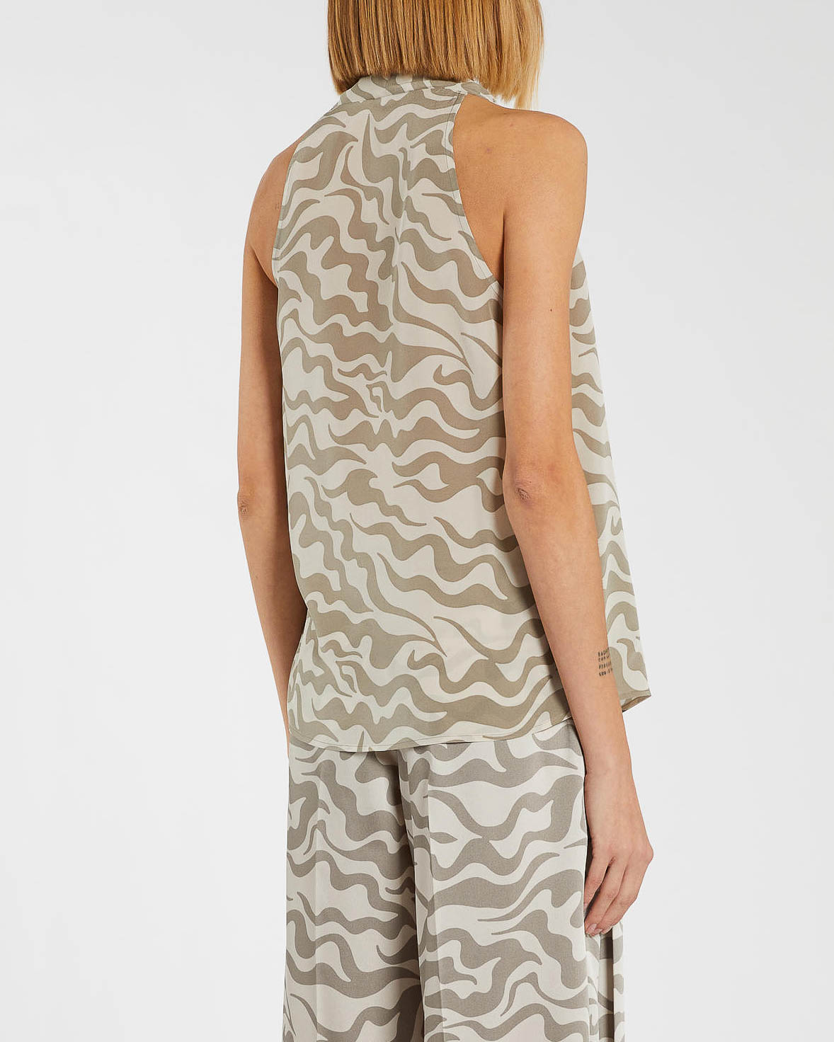 Top color gesso in crêpe de Chine di seta a motivo a onde color tortora con scollo a V incrociato image