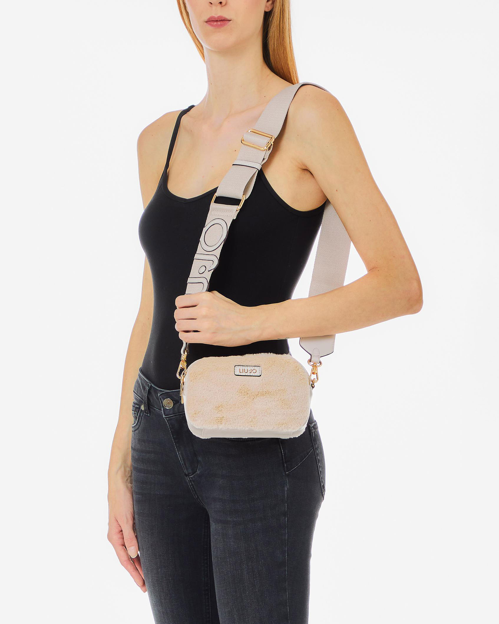 Cross bag color avorio in similpelliccia e similpelle con tracolla spessa con maxi logo in similpelle cucito image