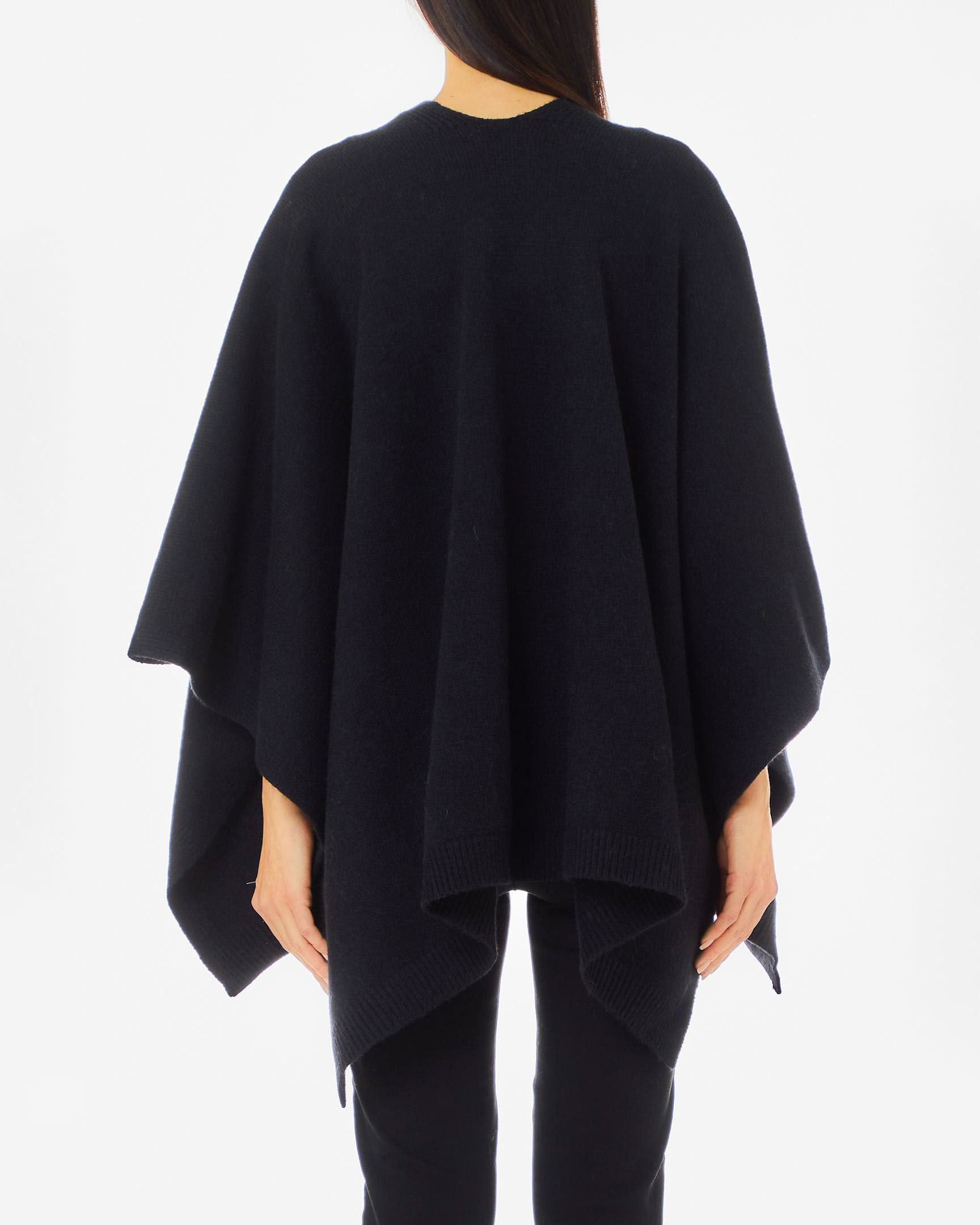 Mantella nera in maglia con tasche appicate sul davanti con logo jacquard bianco image