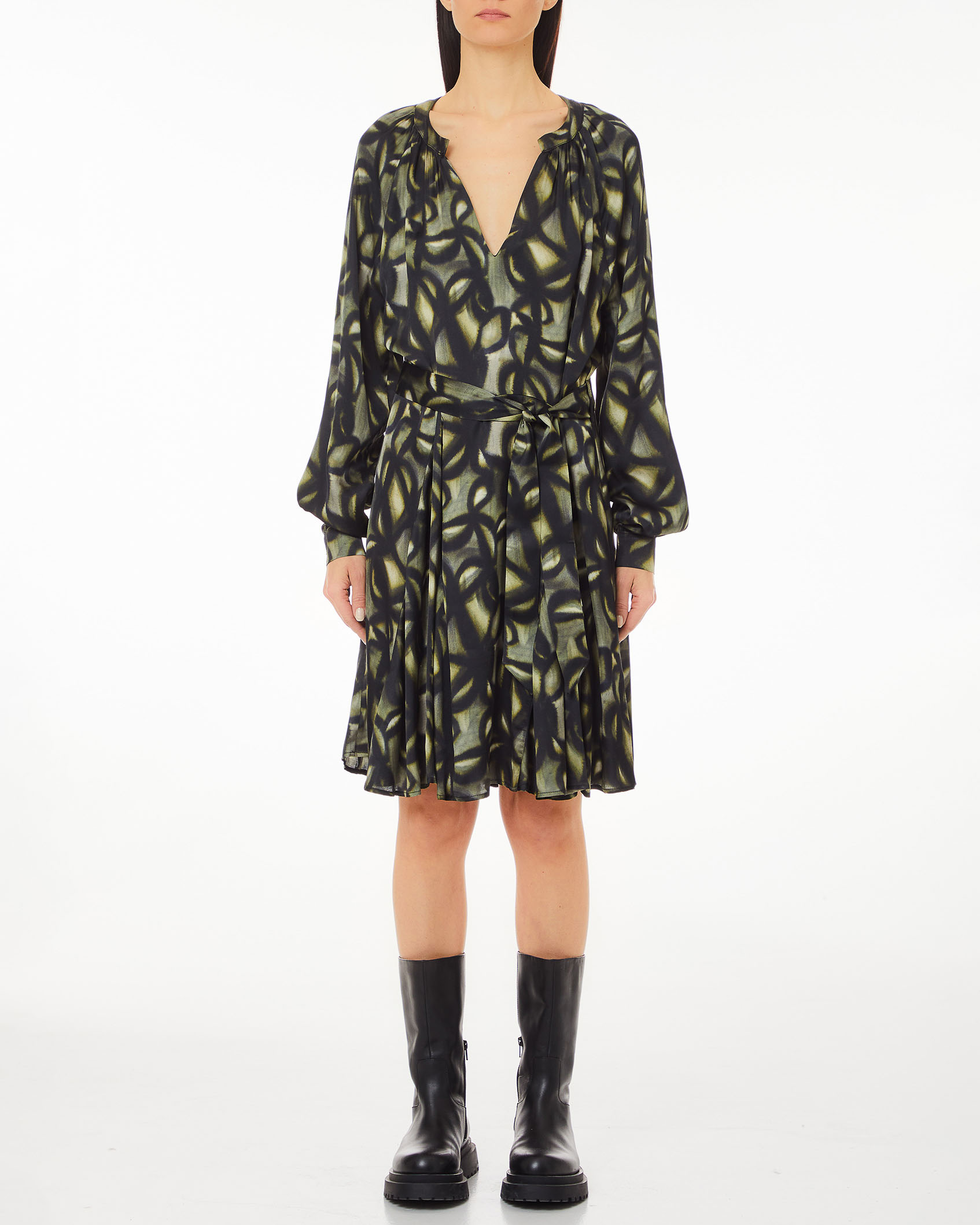 Abito midi verde e nero in raso a fantasia foglie con maniche raglan e gonna a godet con fusciacca in vita