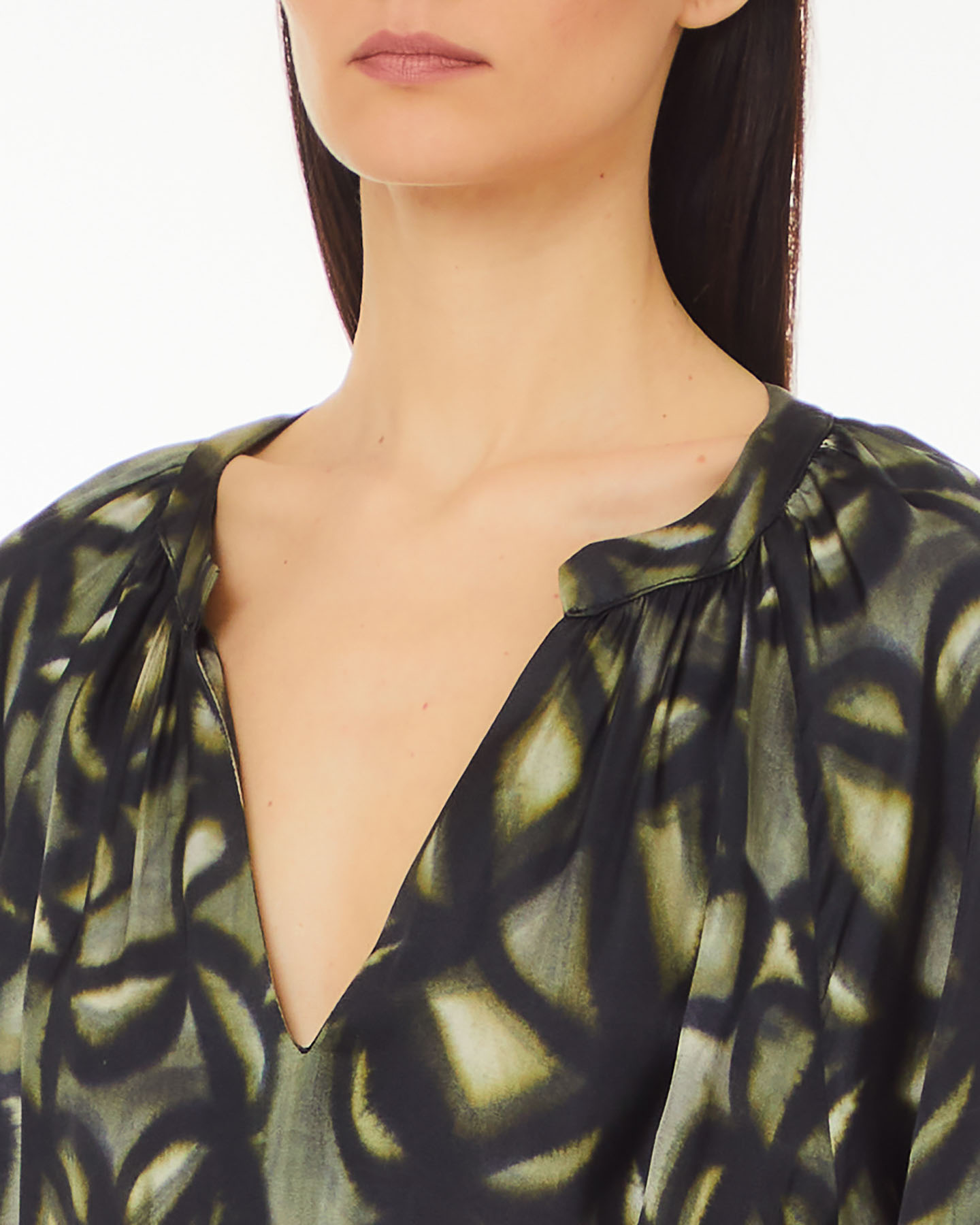 Abito midi verde e nero in raso a fantasia foglie con maniche raglan e gonna a godet con fusciacca in vita image