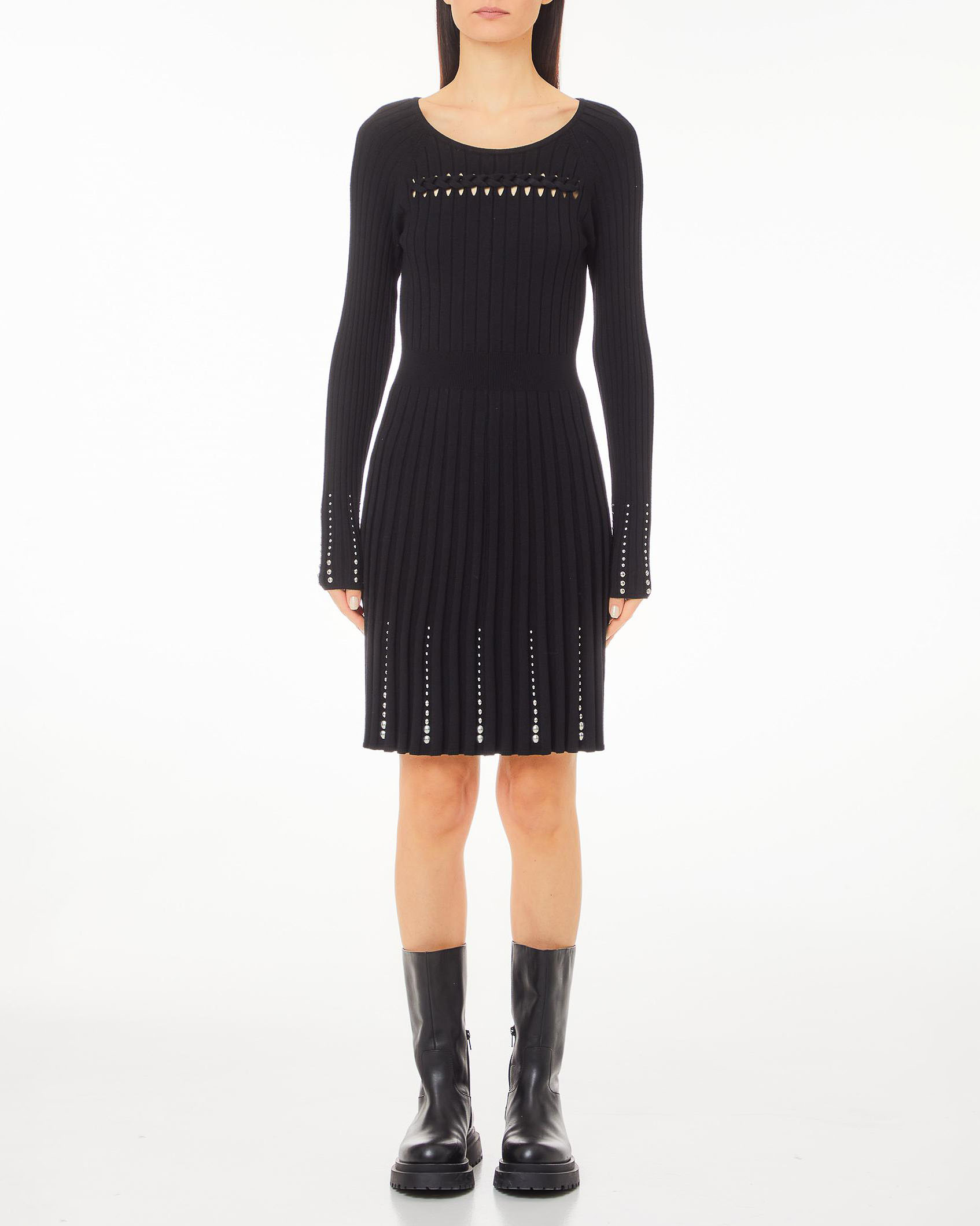 Abito corto nero in maglia a coste con cut-out e trecce sullo scollo e gonna plissé con strass applicati