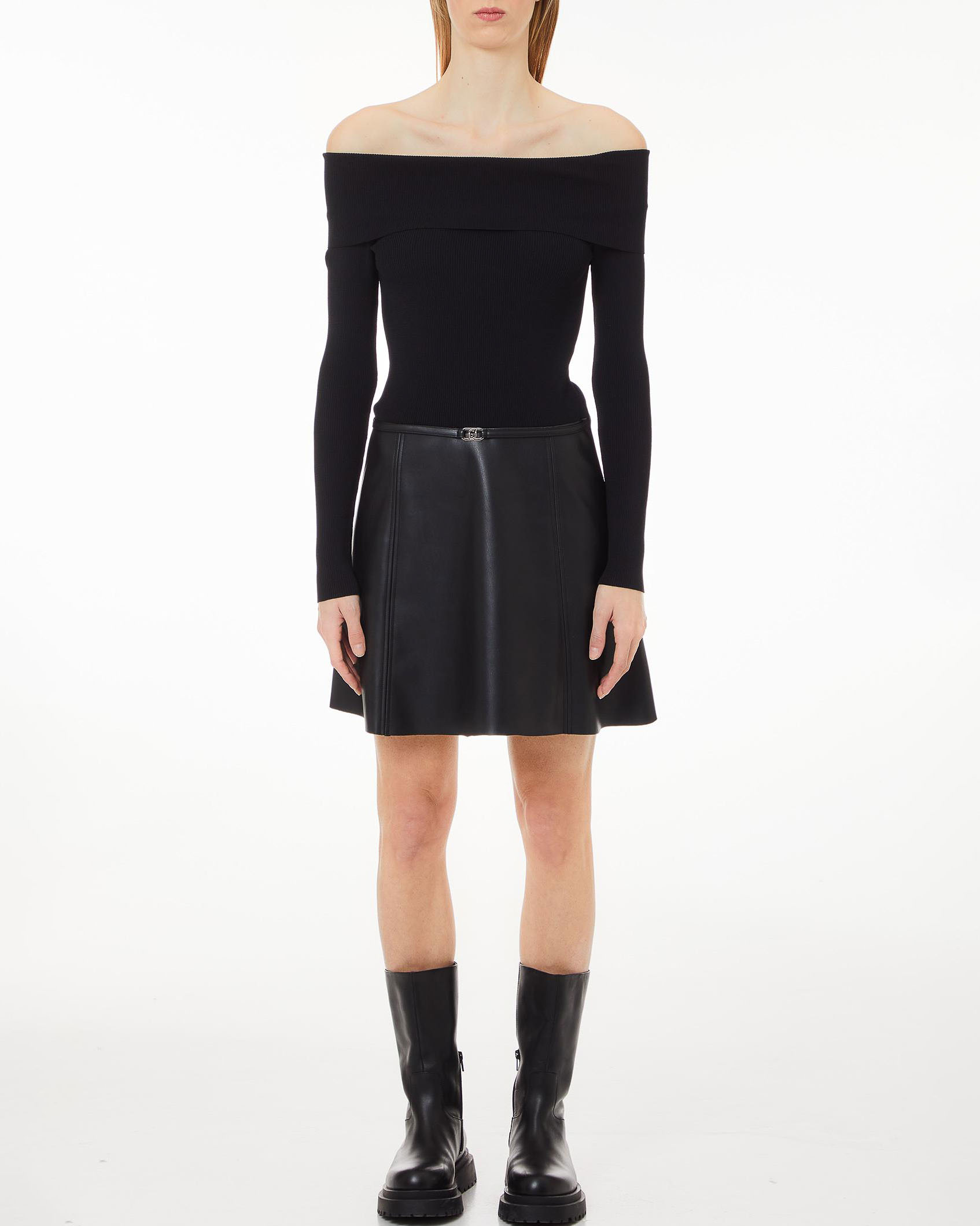 Abito corto in maglia a costine a maniche lunghe con scollo off-shoulder e gonna ad A in similpelle