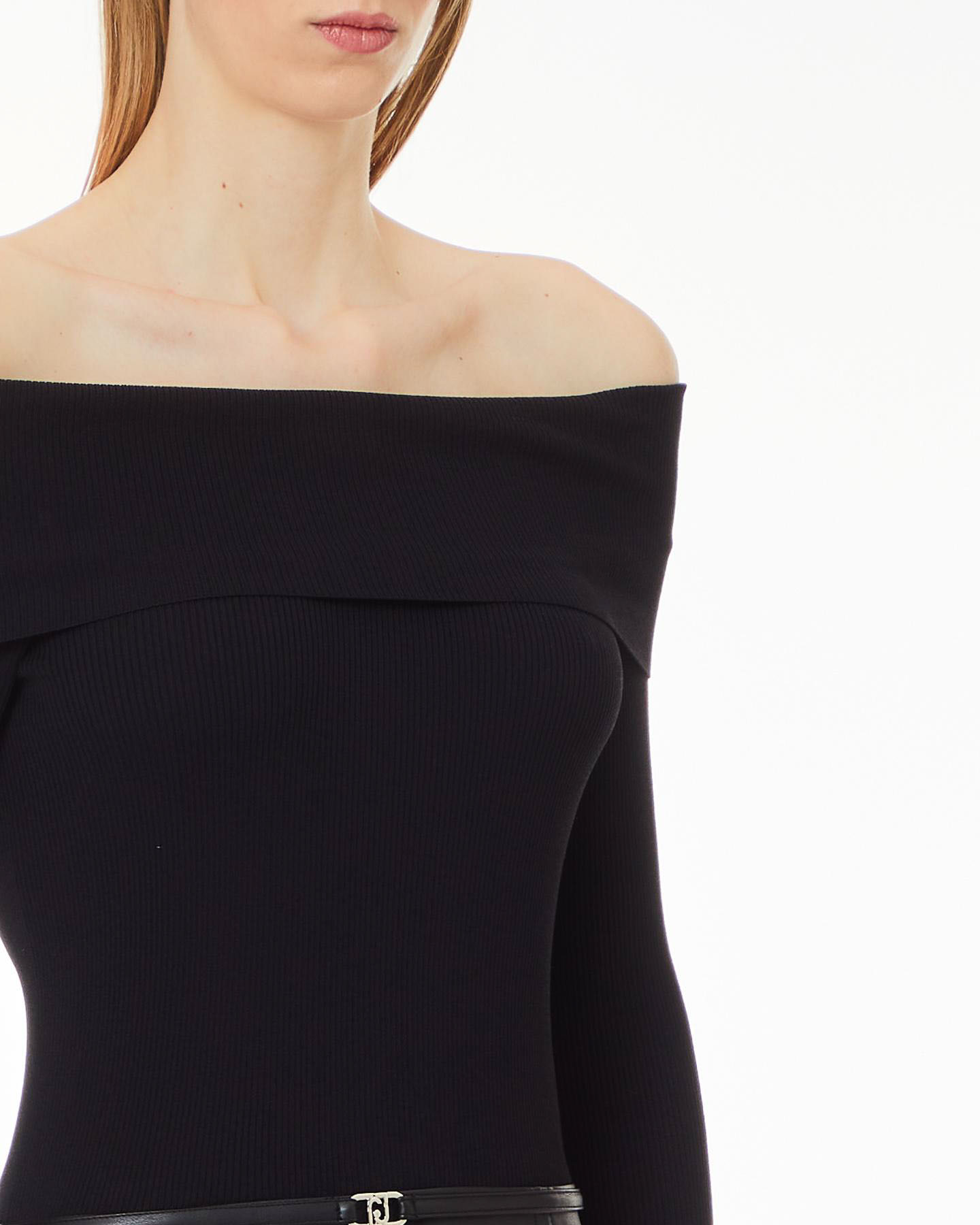 Abito corto in maglia a costine a maniche lunghe con scollo off-shoulder e gonna ad A in similpelle image