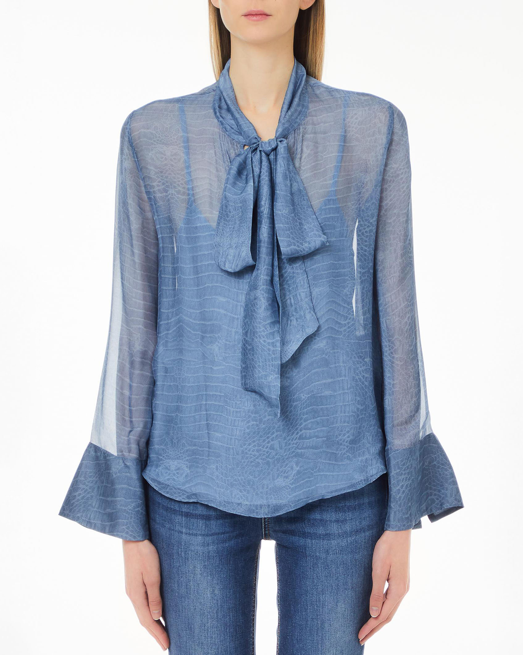 Camicia azzurra in chiffon a fantasia coccodrillo con maniche svasate e fiocco sullo scollo