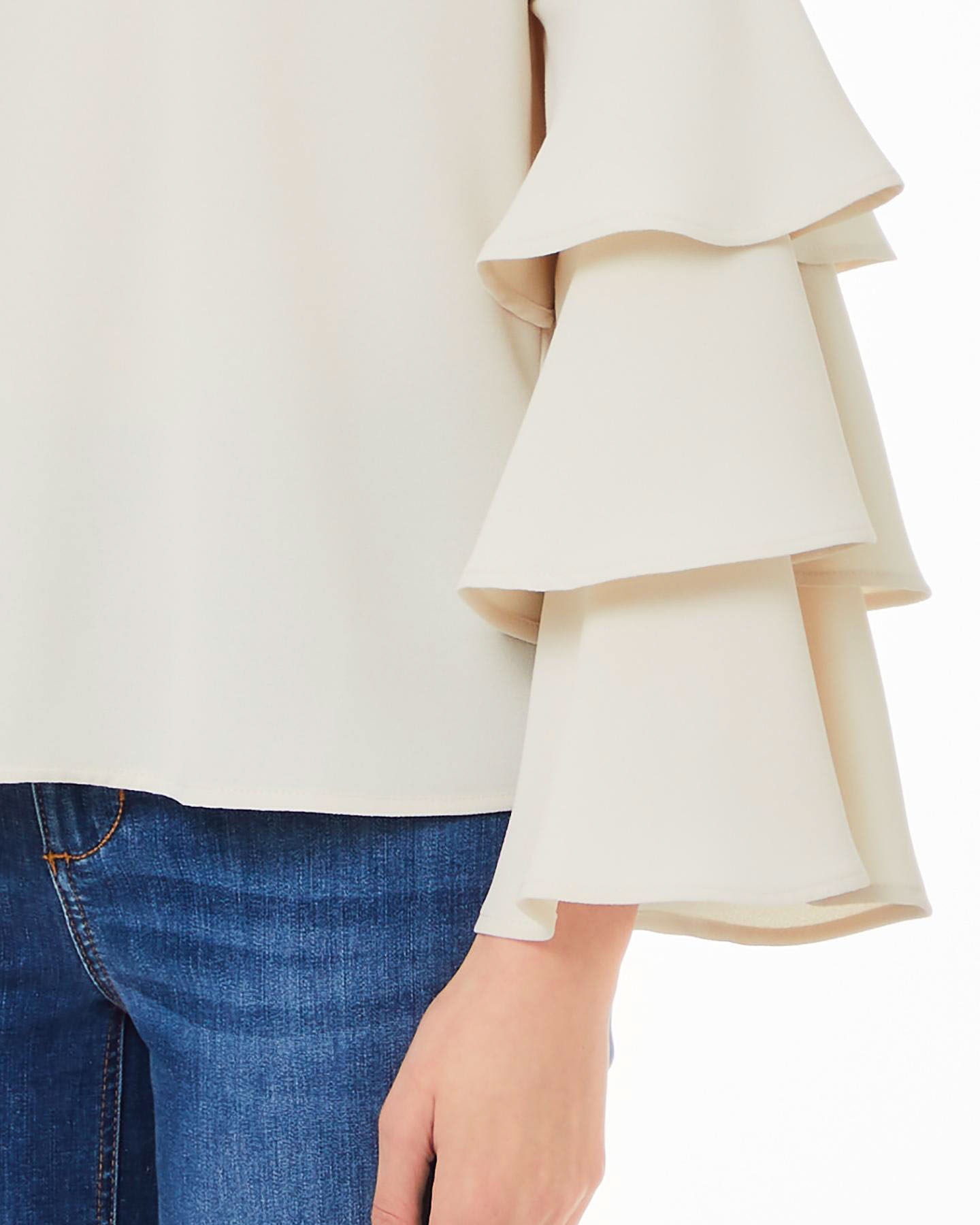 Blusa color avorio in crêpe stretch dalla linea dritta con maniche ampie a volant image