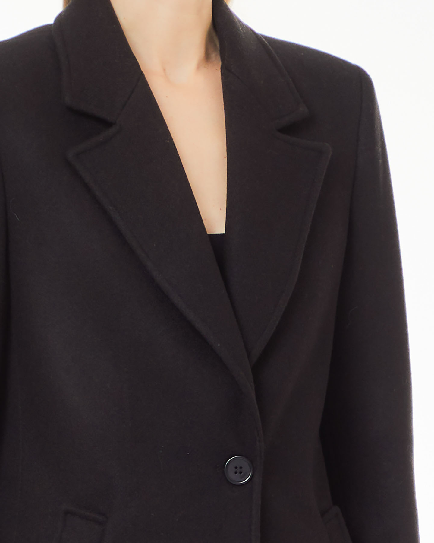 Cappotto nero in panno dal taglio maschile con chiusura monopetto ad un bottone image