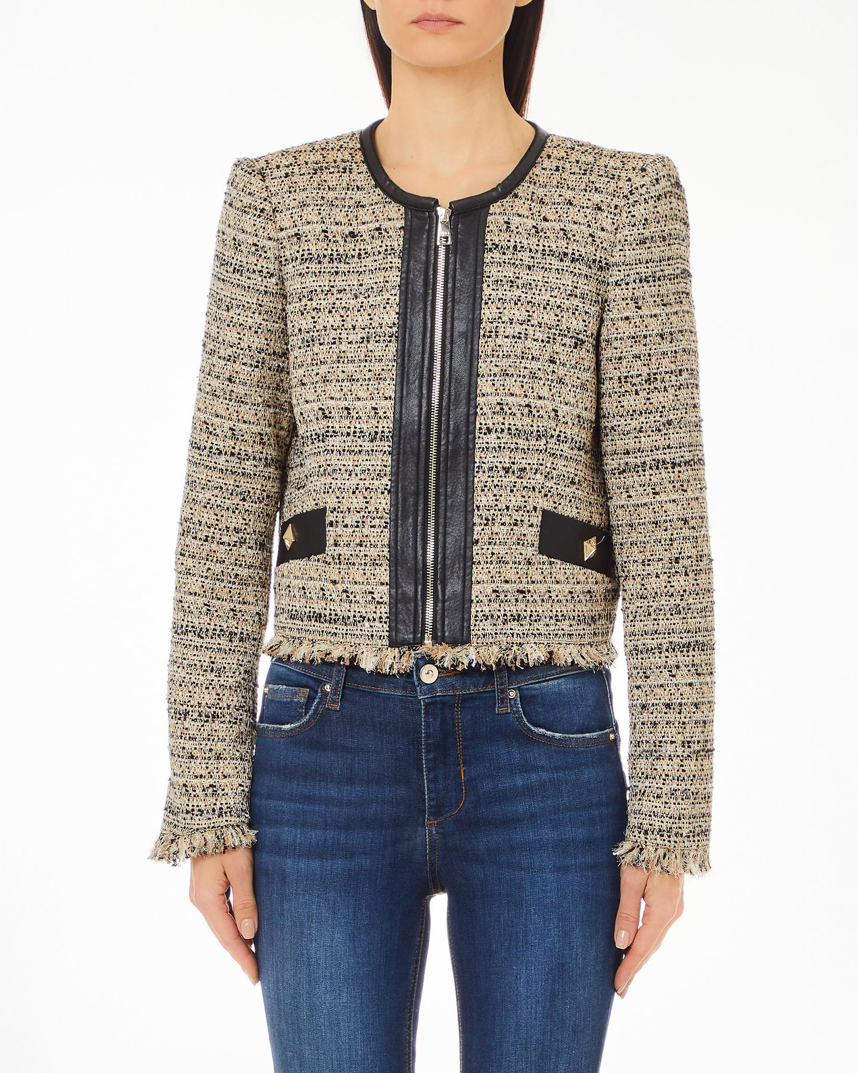 Giacca corta beige e nera in bouclé con scollo a giro e chiusura a cerniera in similpelle nera