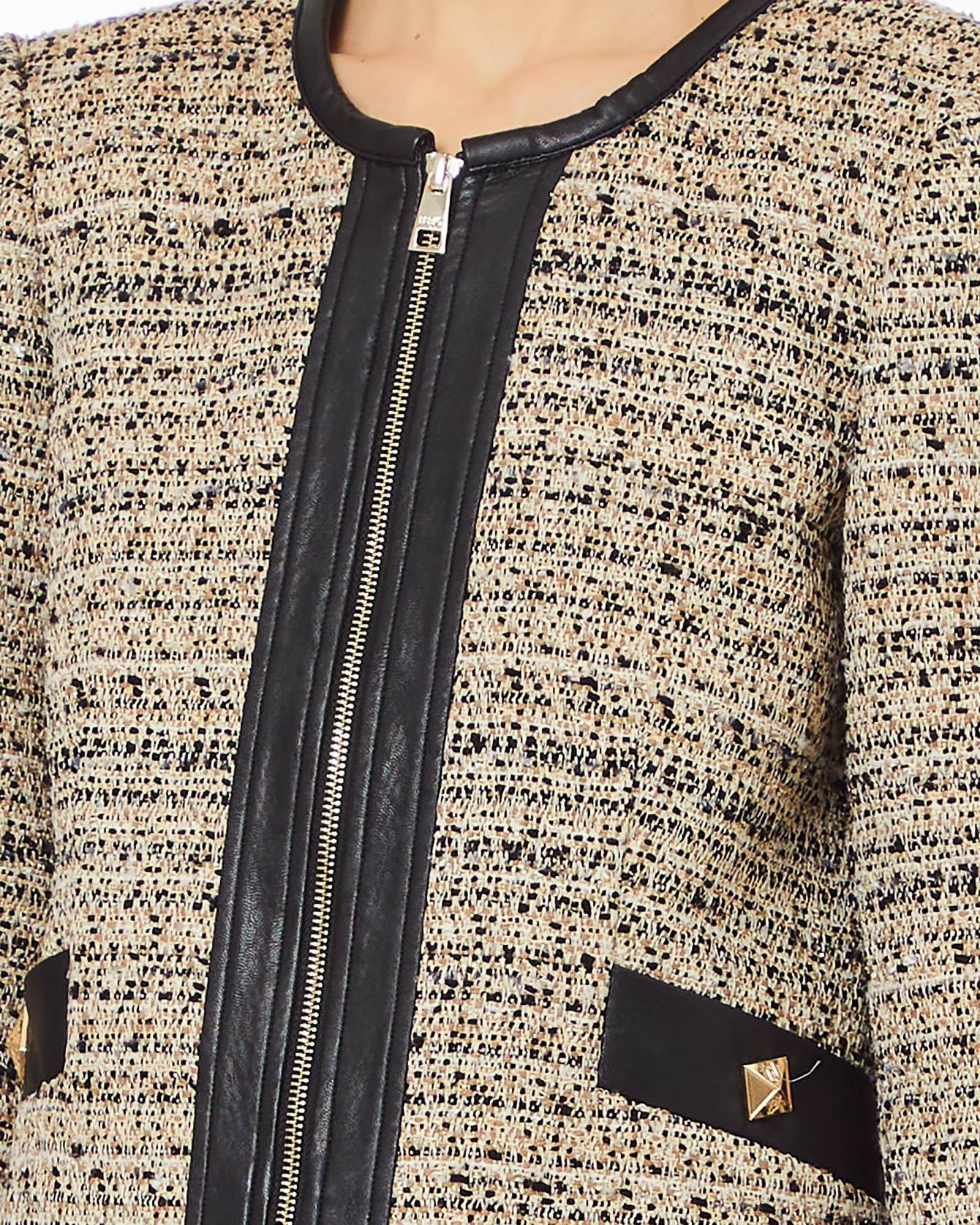 Giacca corta beige e nera in bouclé con scollo a giro e chiusura a cerniera in similpelle nera image