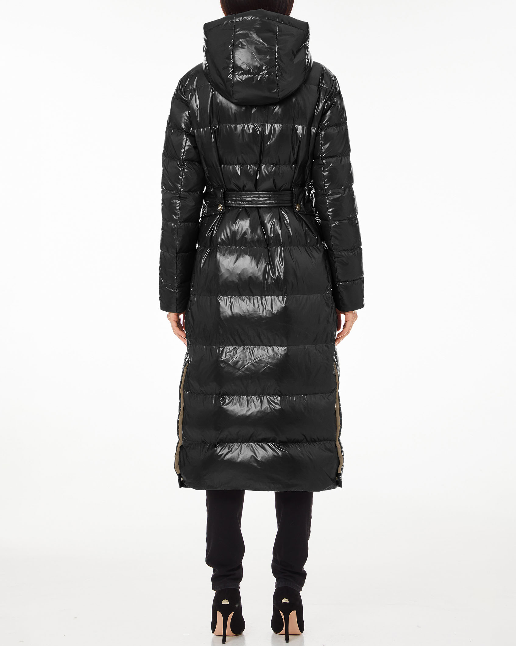 Piumino con cappuccio nero laccato lungo a collo alto con cintura