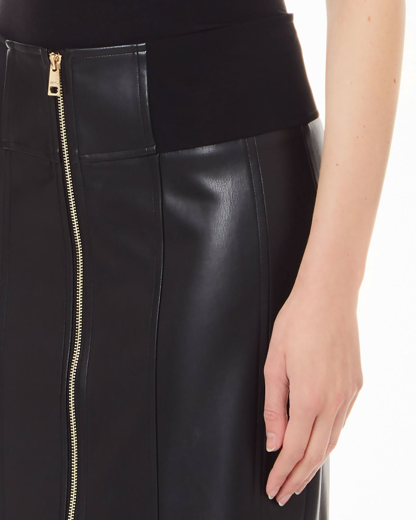 Tubino nero in similpelle con vista elasticizzata e chiusura a cerniera dorata centrale image