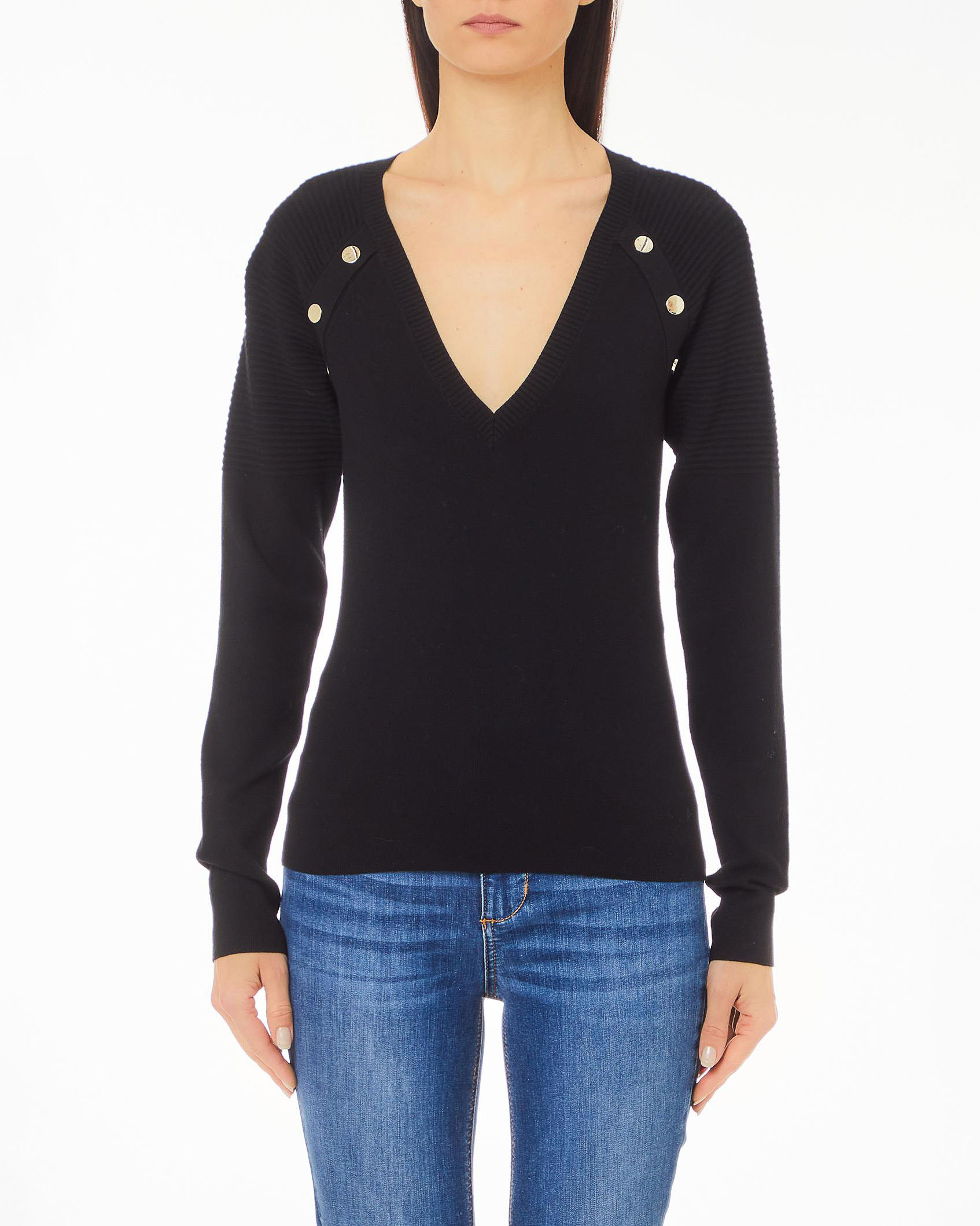 Maglia nera in misto viscosa con scollo a V e lavorazione a coste sulle spalle con bottoni dorati a specchio