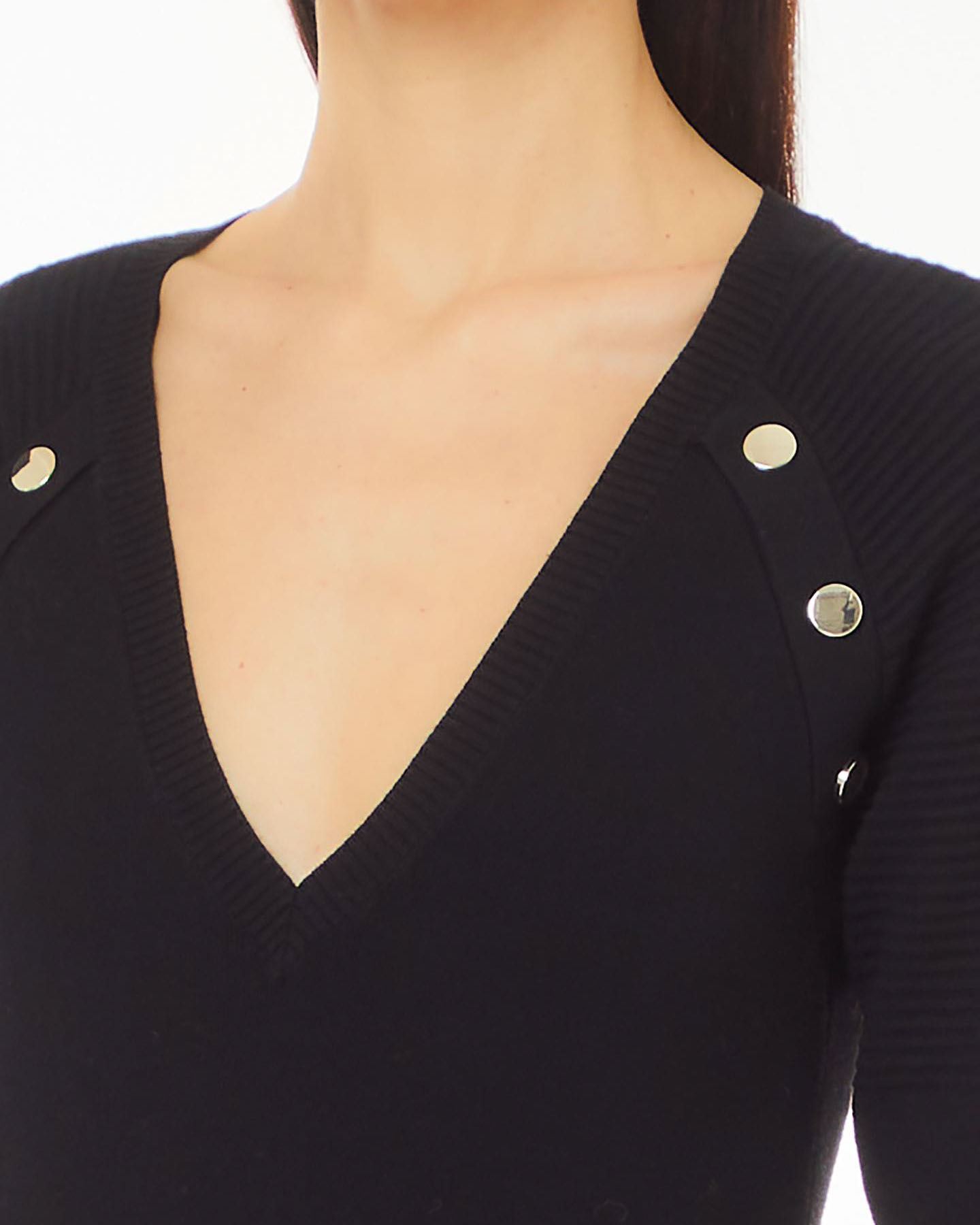 Maglia nera in misto viscosa con scollo a V e lavorazione a coste sulle spalle con bottoni dorati a specchio image