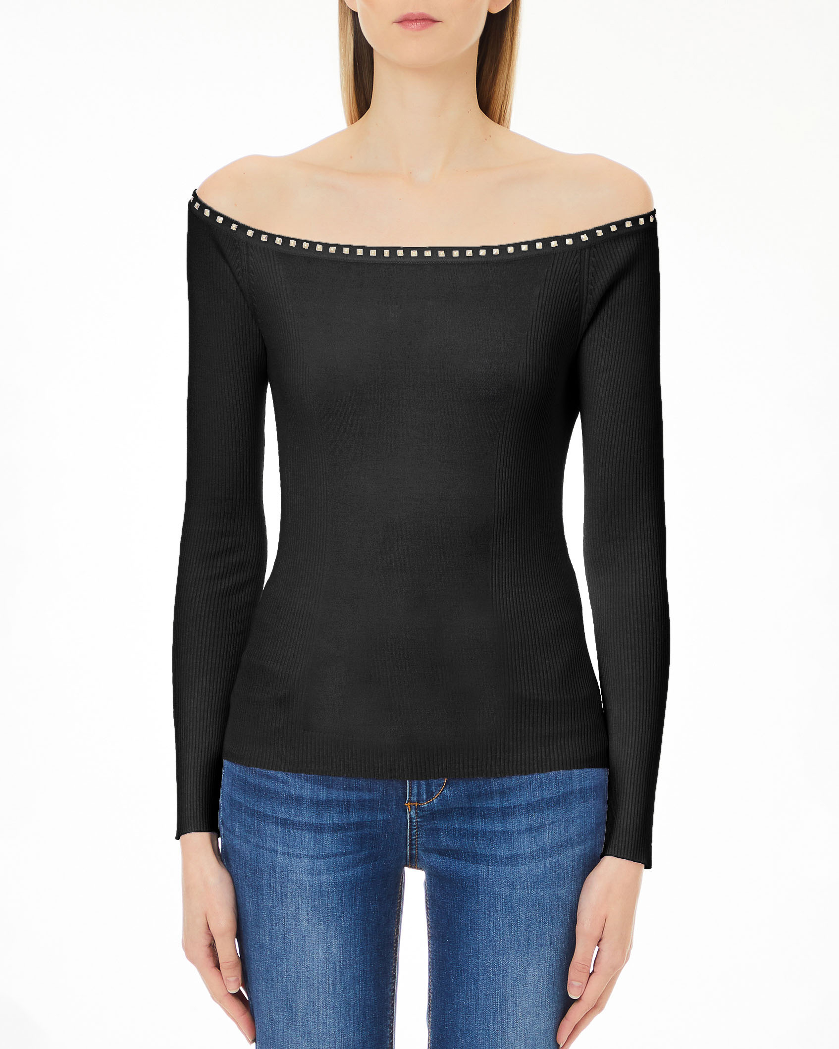 Maglia nera in misto viscosa con scollo dritto off shoulder con borchie argento applicate