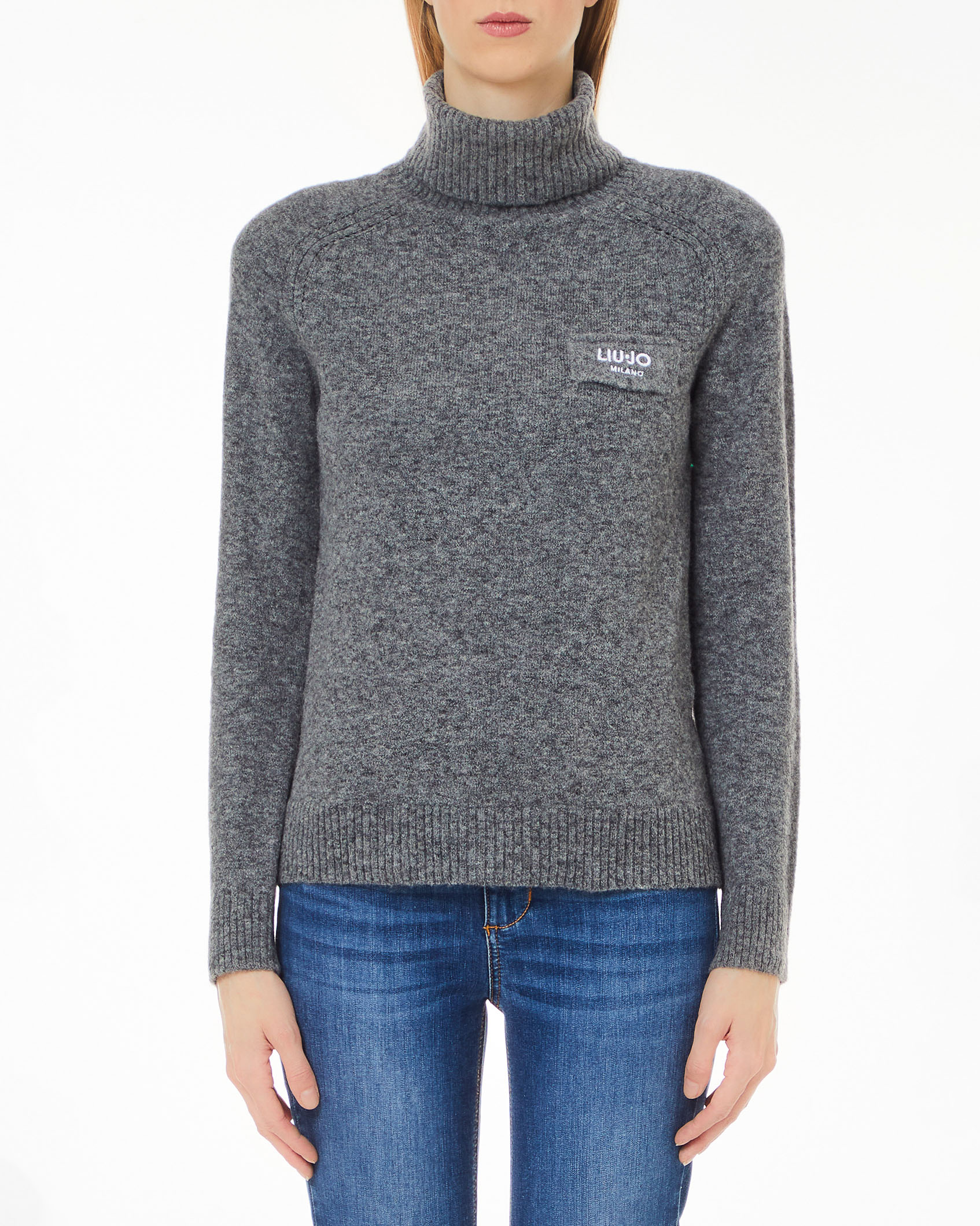 Maglia in misto lana e alpaca bouclè grigio melange con collo alto ed etichetta logo cucita sul petto
