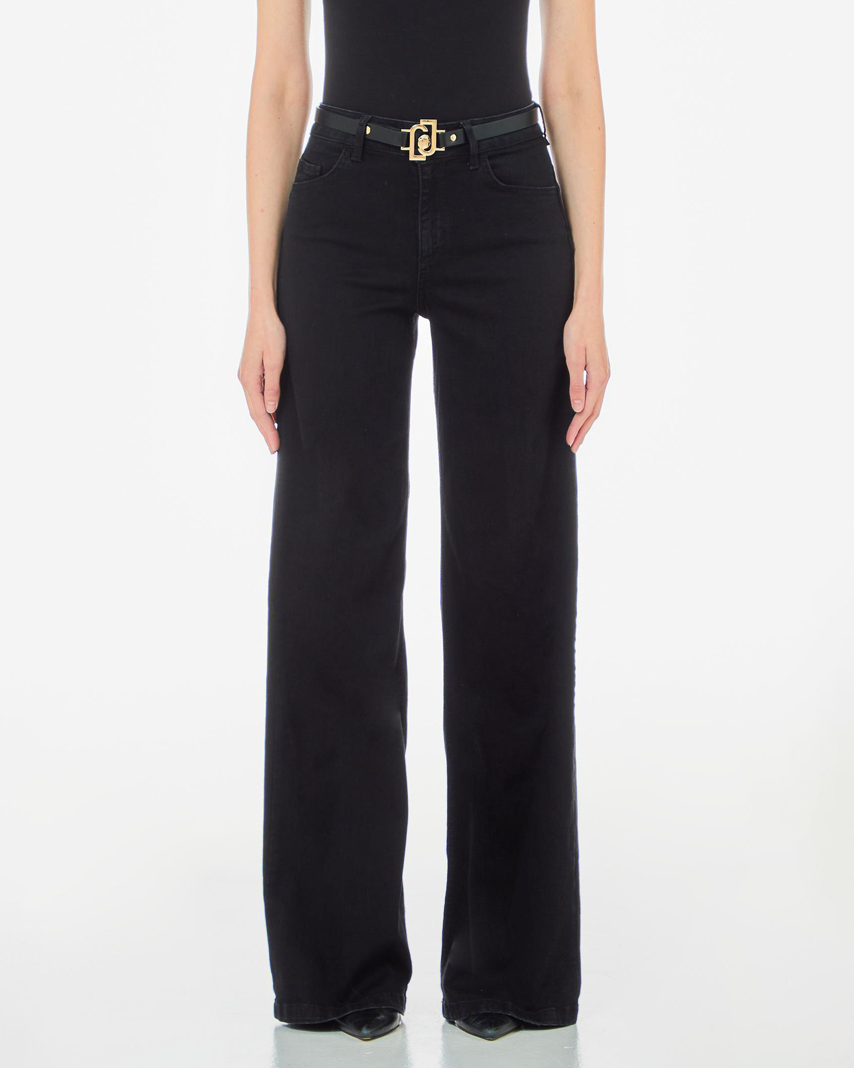 Jeans palazzo neri con cintura in vita con fibbia logo dorata