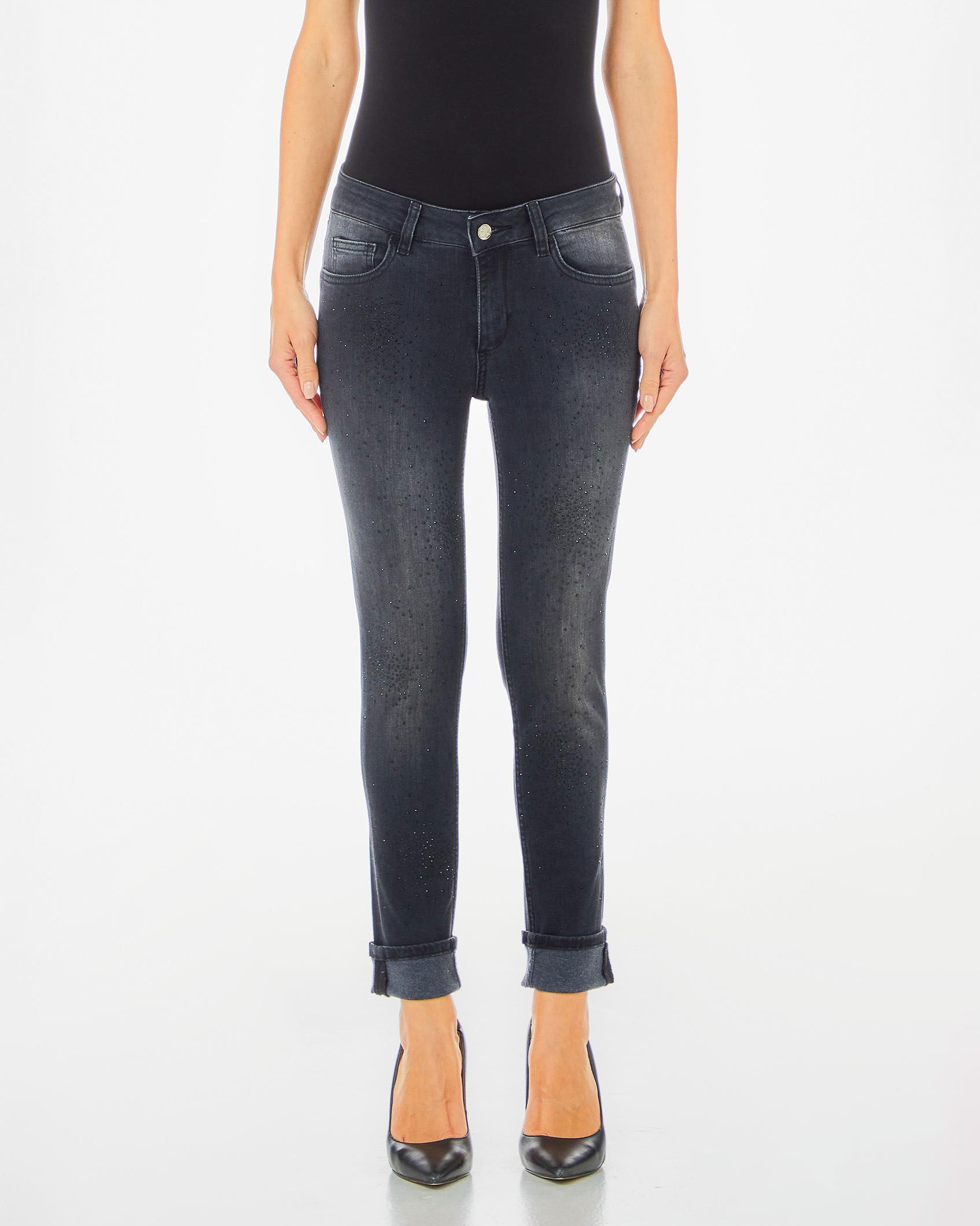 Jeans skinny nero lavato a vita media con strass in tono applicati all over sul davanti