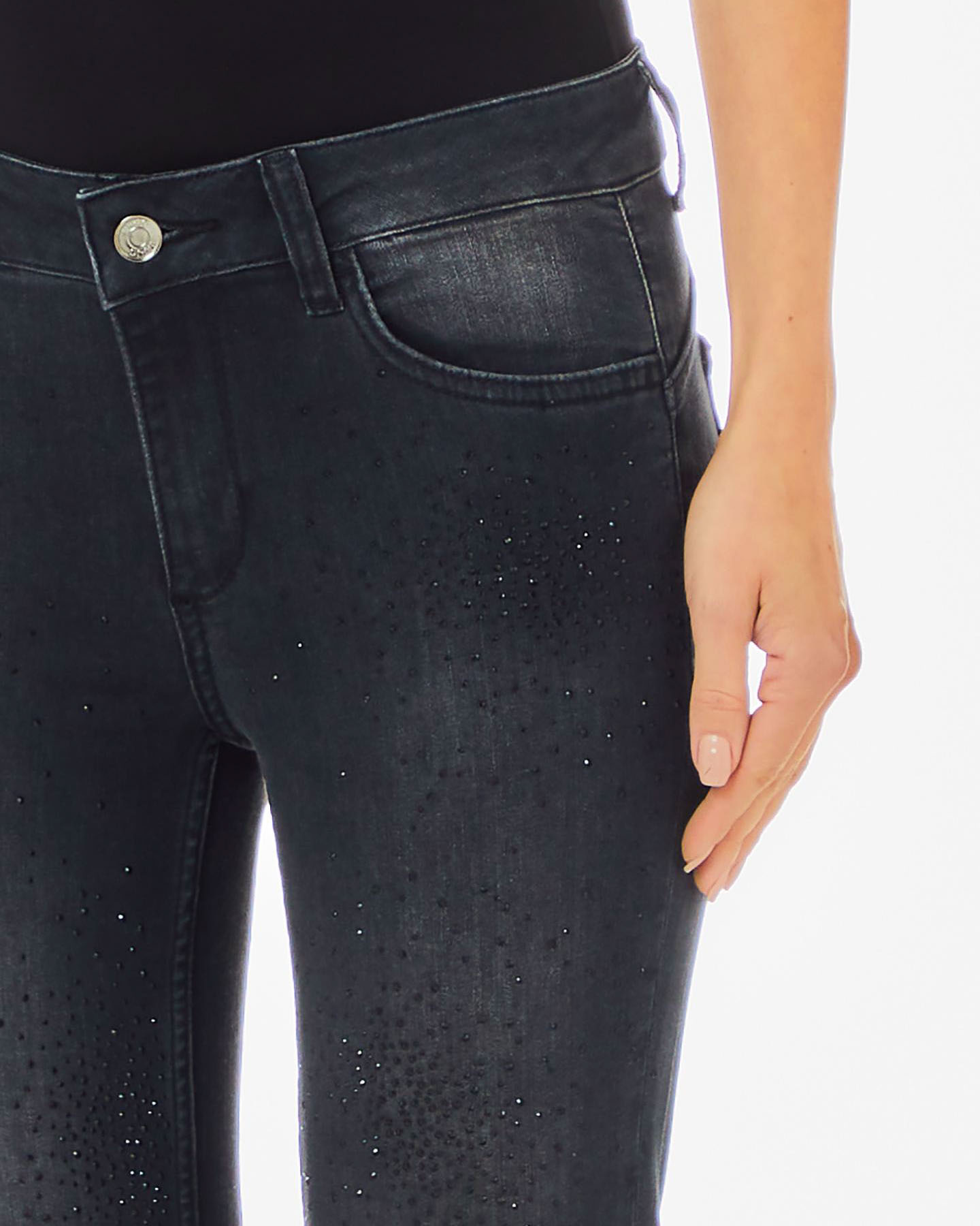Jeans skinny nero lavato a vita media con strass in tono applicati all over sul davanti image