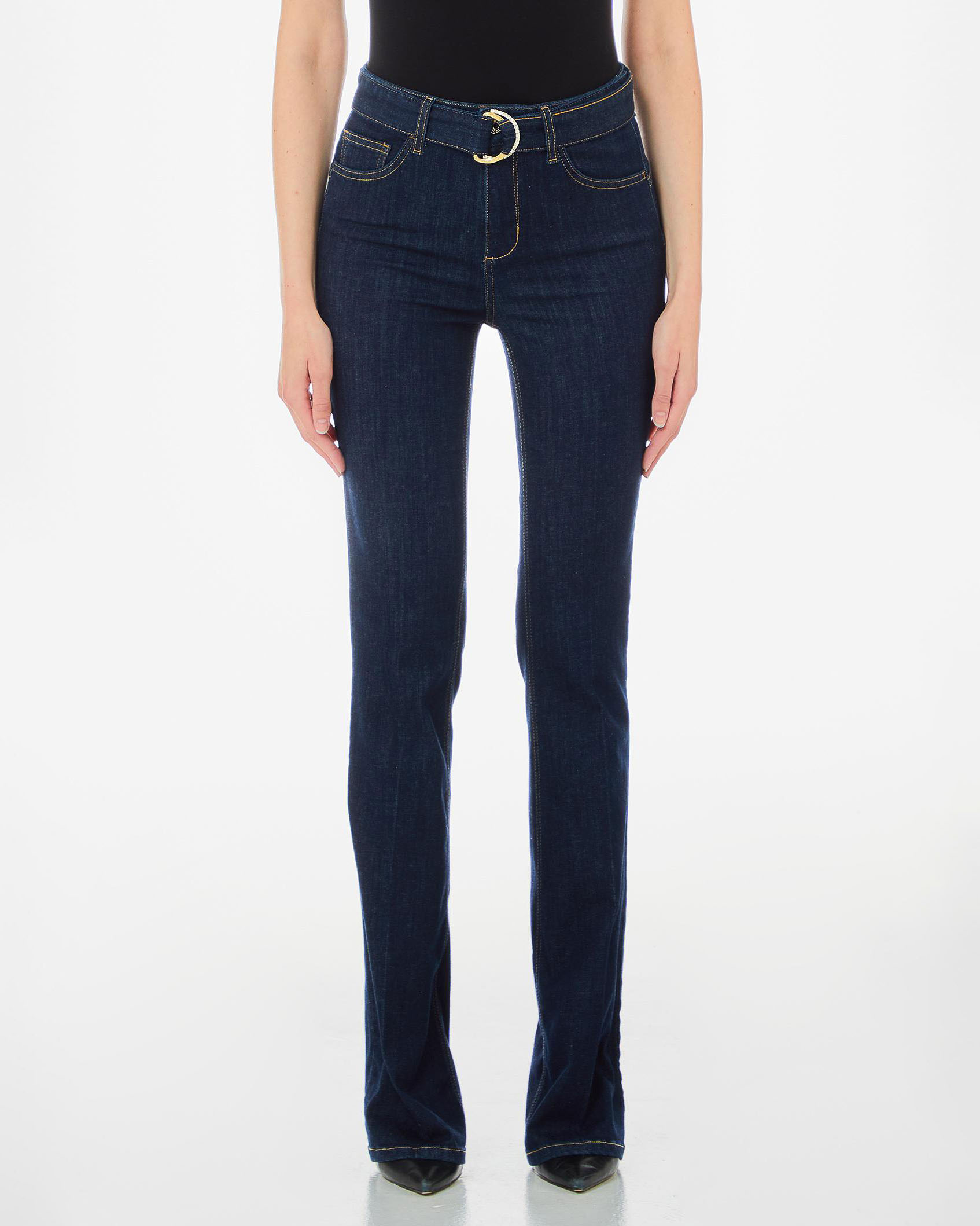 Jeans a zampa blu non lavato a vita media con cintura in vita in coordinato con fibbia dorata