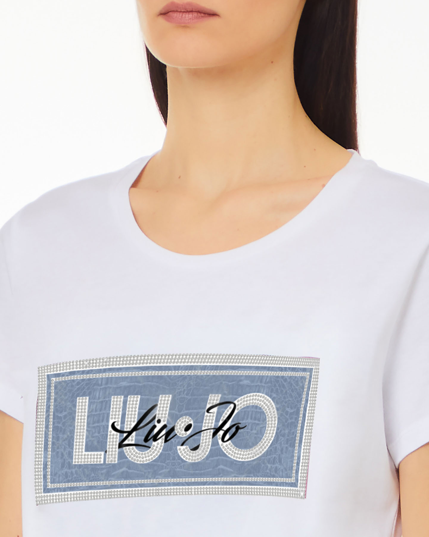 T-shirt bianca in cotone con stampa logo quadrata con sfondo azzurro a fantasia coccodrillo e strass image