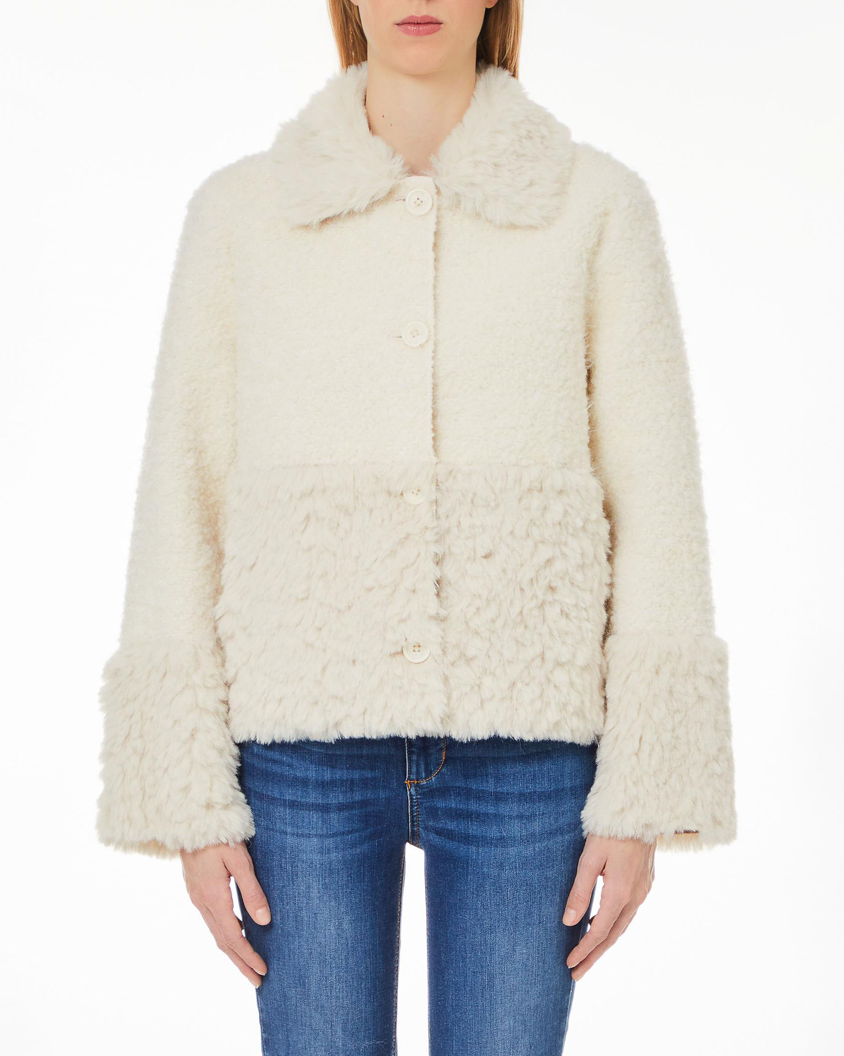 Similpelliccia color avorio in teddy riccio di misto lana con colletto fondo alto e polsi a pelo lungo