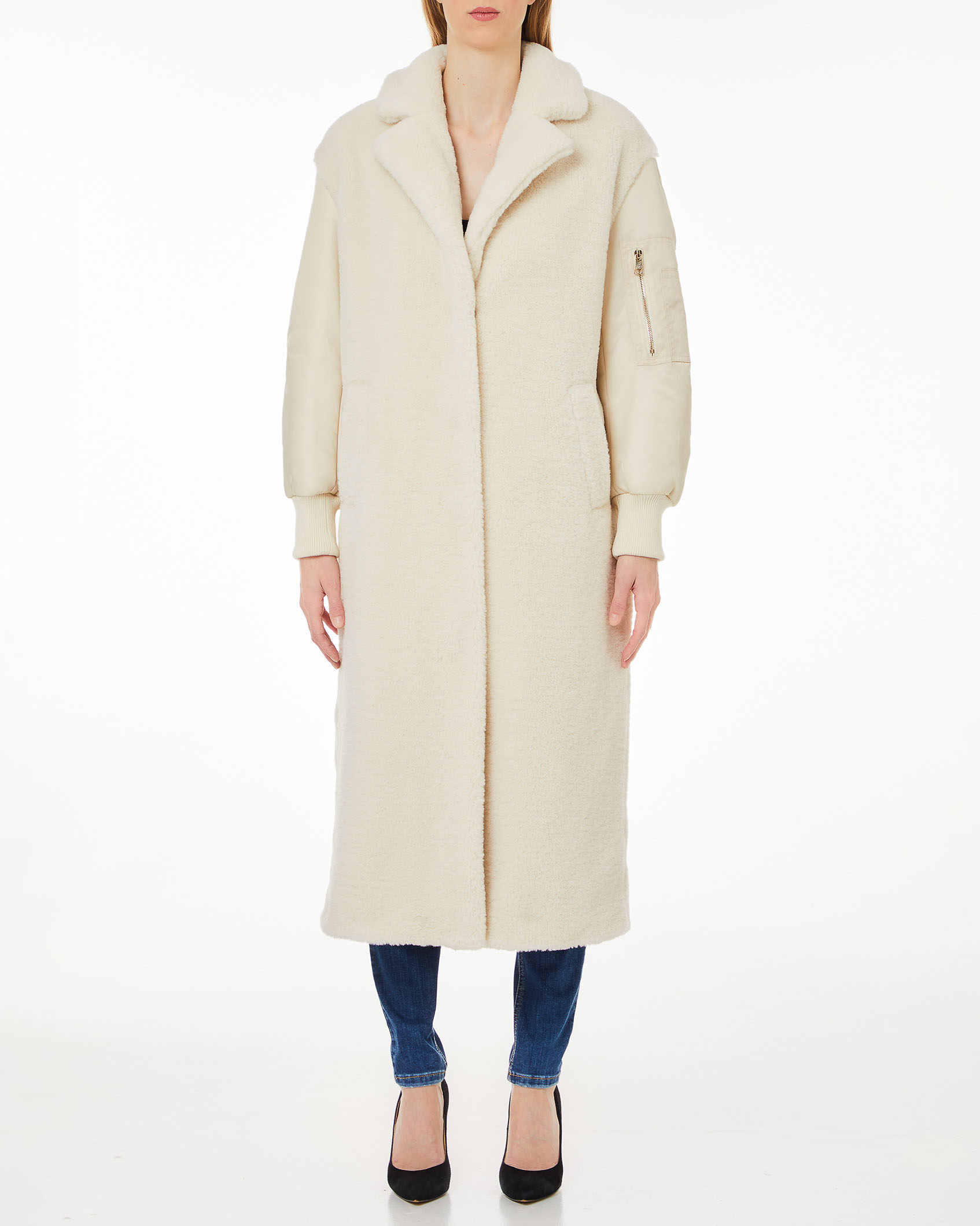 Cappotto lungo color avorio in tessuto teddy con maniche stile bomber in nylon con taschino