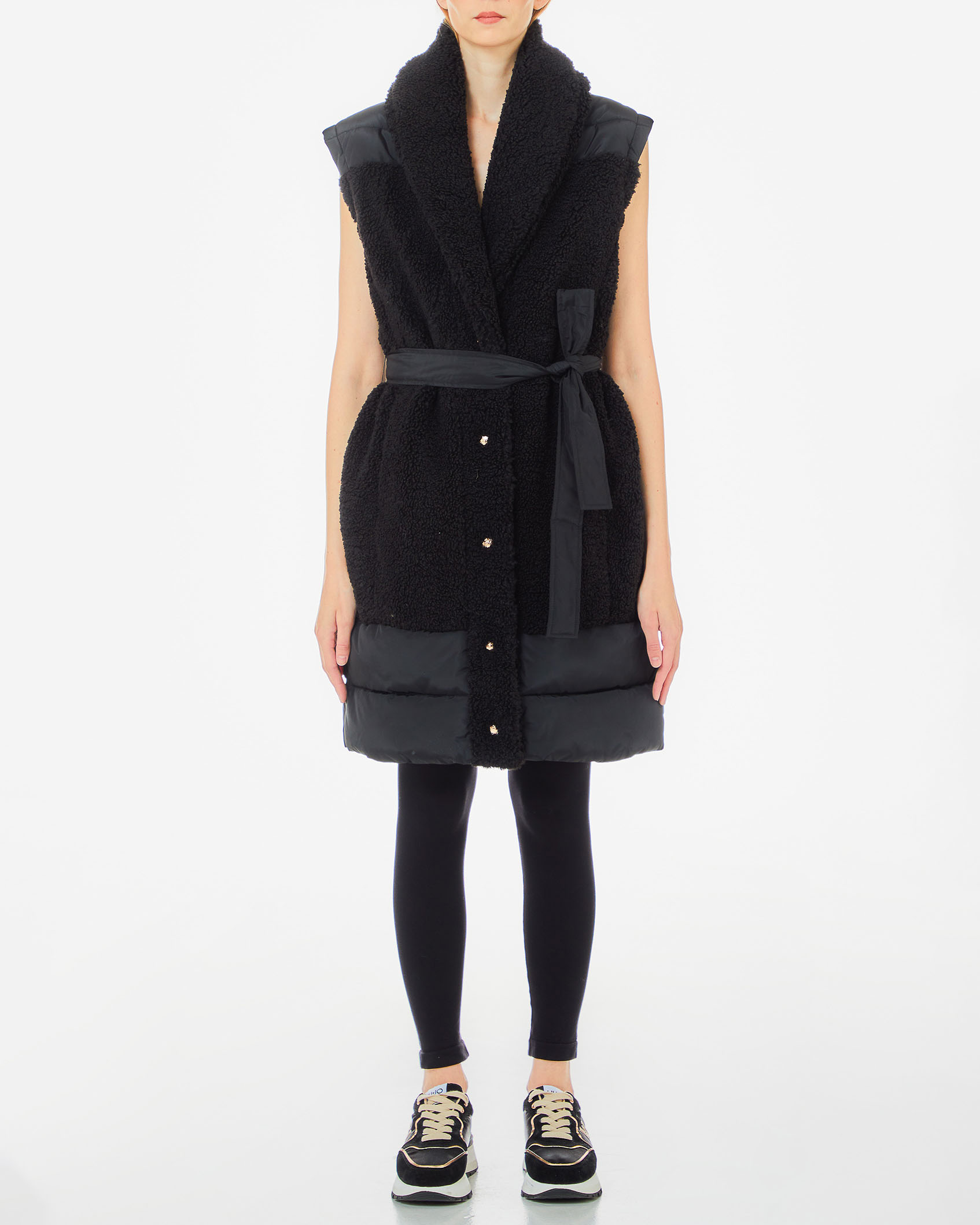 Gilet al ginocchio nero in tessuto teddy con inserti in nylon imbottito collo a scialle e cintura in vita