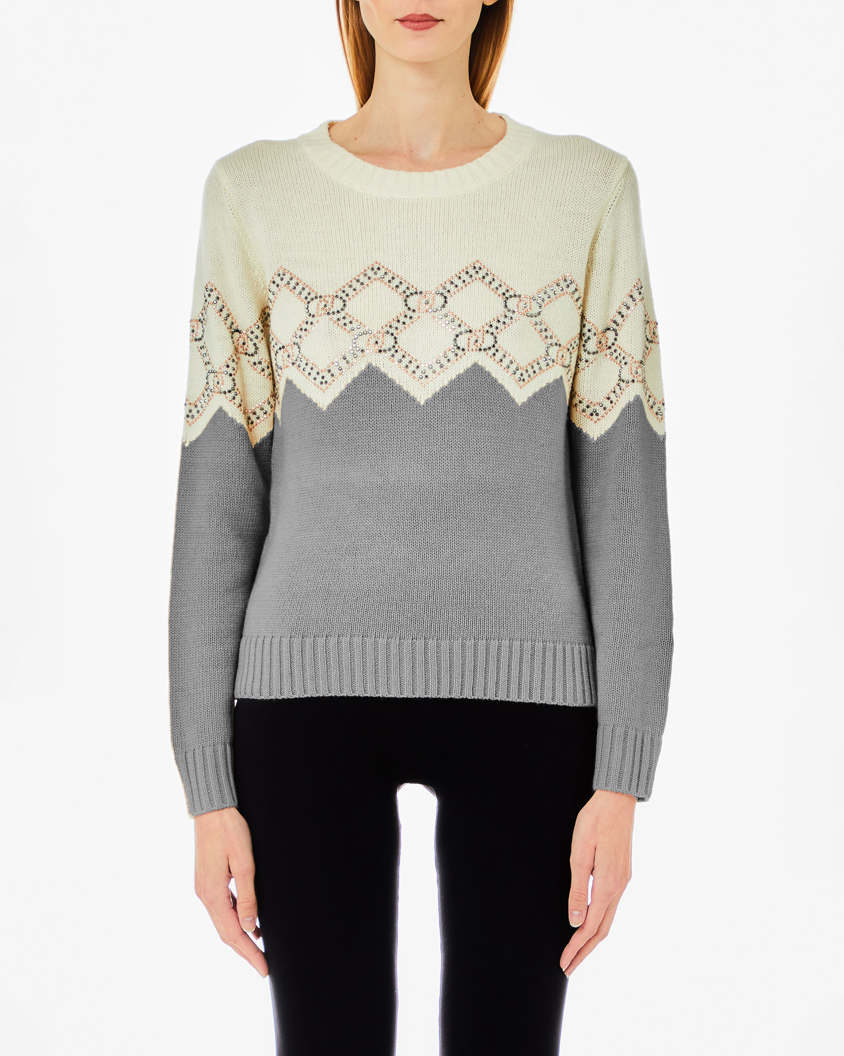 Maglia bianca e grigia in misto lana a fantasia norvegese con motivo monogram in borchiette nere e dorate