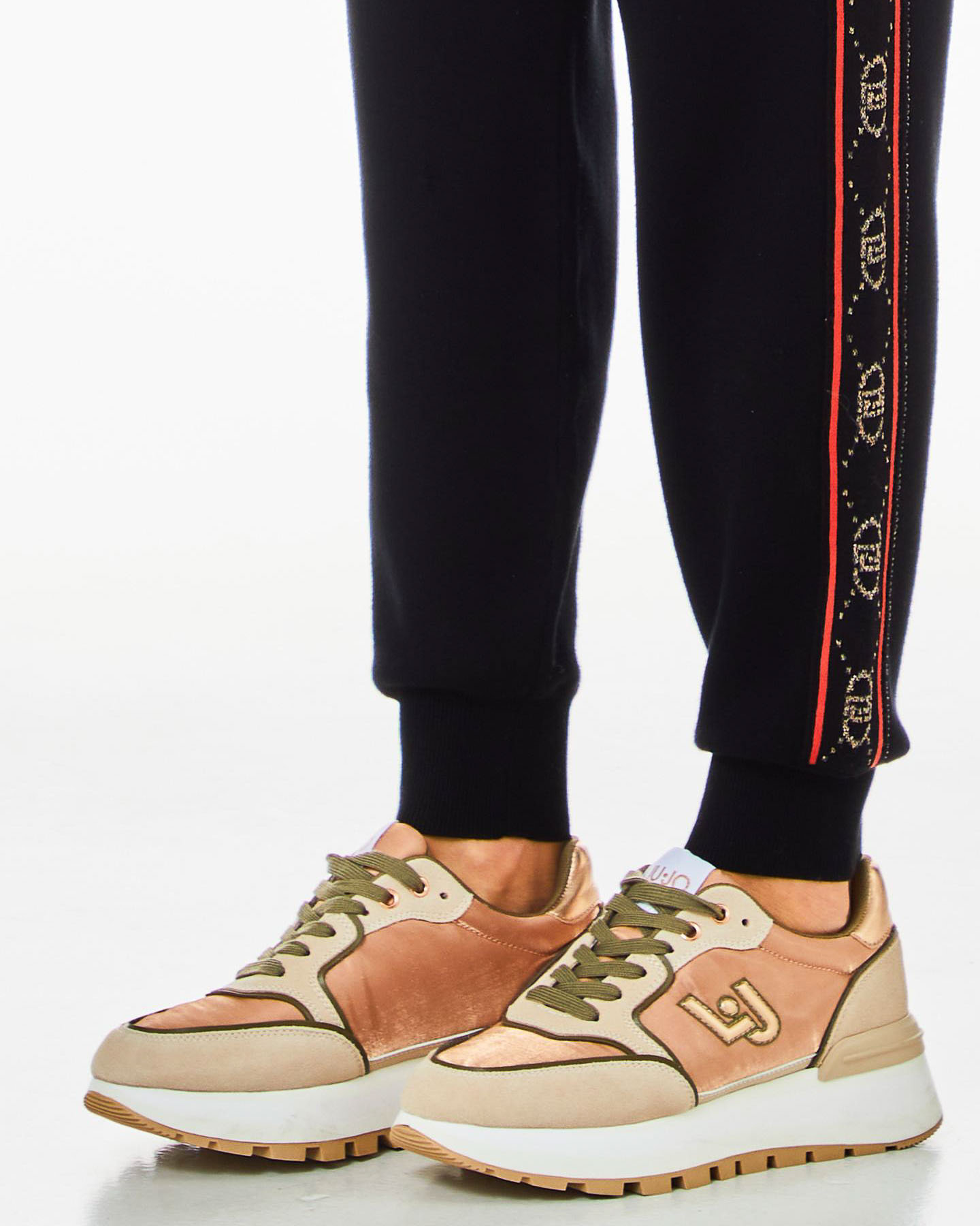 Joggers neri in maglia di viscosa con bande laterali a motivo monogram jacquard color oro in lurex image