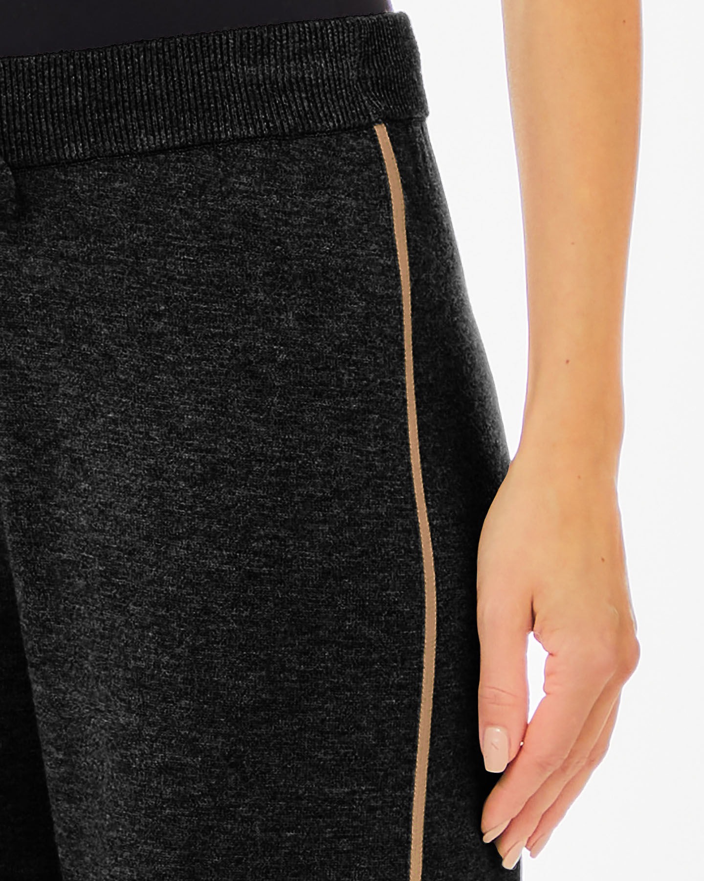 Joggers wide leg nero melange in maglia di viscosa con coulisse in vita e profili laterali dorati image