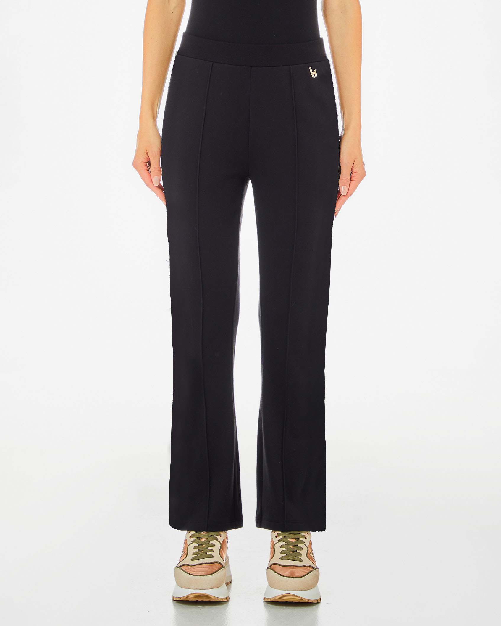 Pantaloni a trombetta neri in jersey con piega frontale cucita e placca logo dorata con strass sul fianco