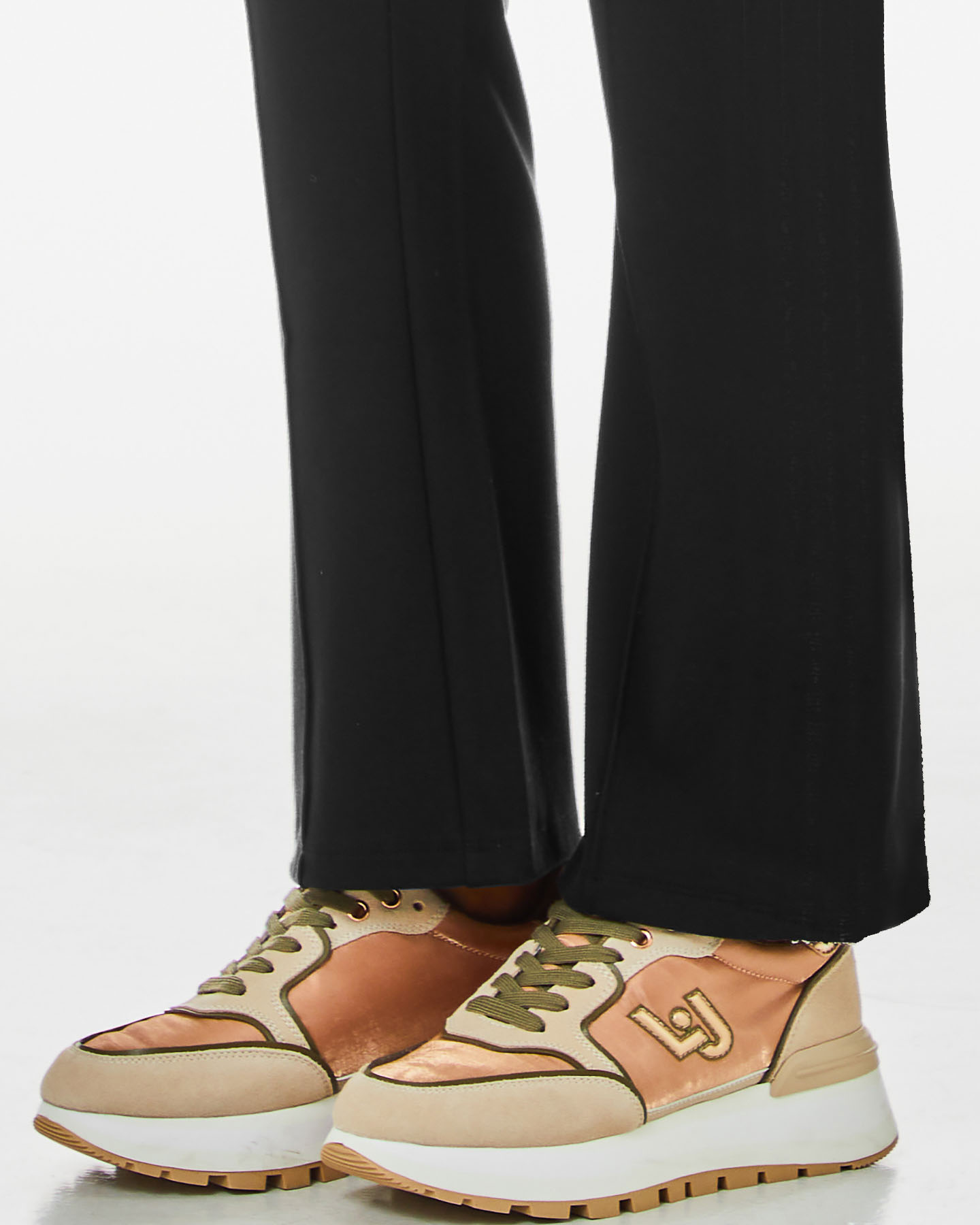 Pantaloni a trombetta neri in jersey con piega frontale cucita e placca logo dorata con strass sul fianco image