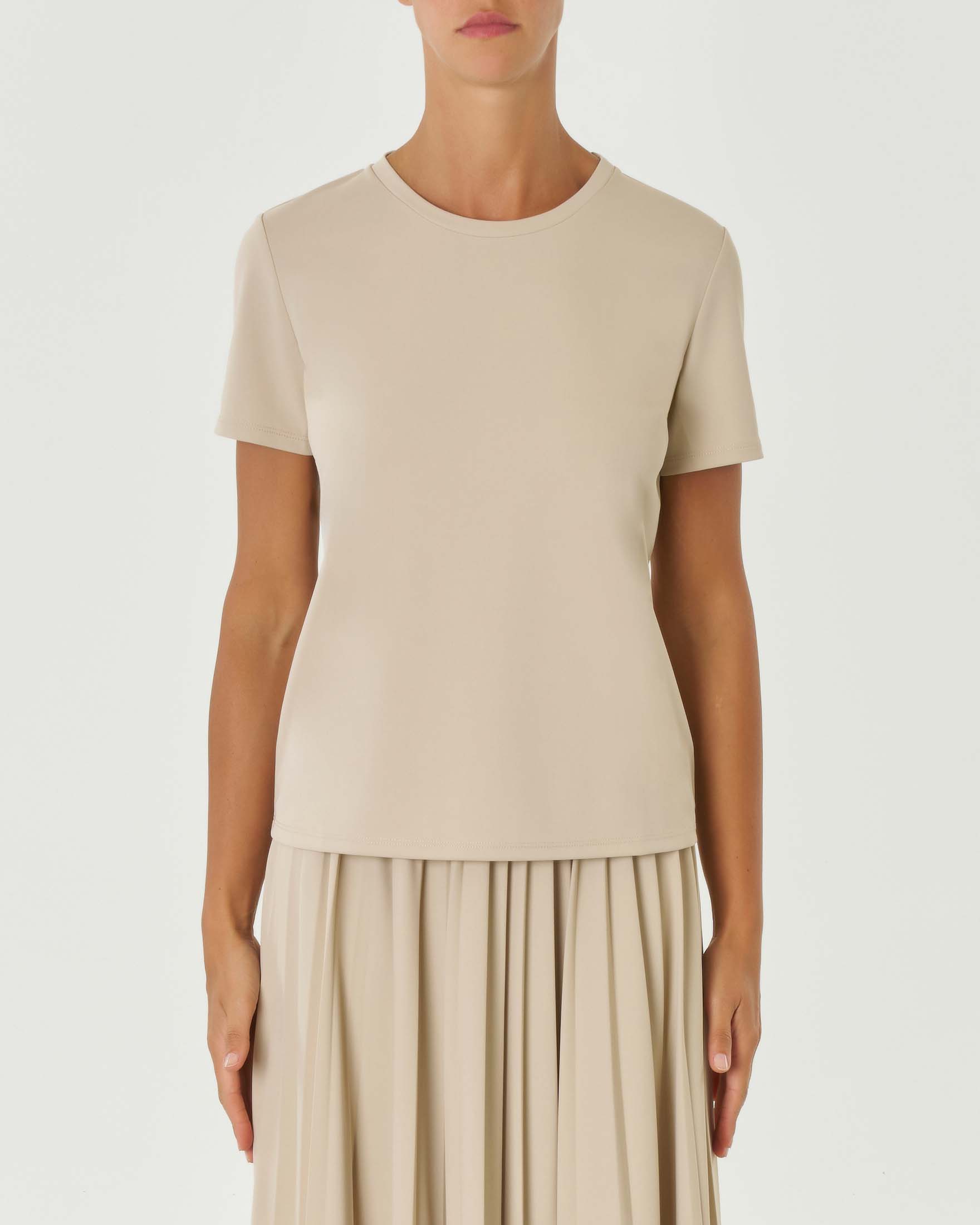 T-shirt color sabbia in jersey stretch dalla linea morbida con scollo a giro e maniche corte