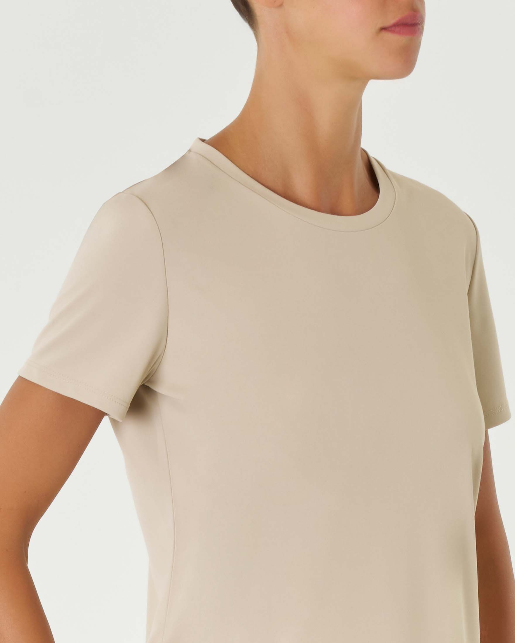 T-shirt color sabbia in jersey stretch dalla linea morbida con scollo a giro e maniche corte image