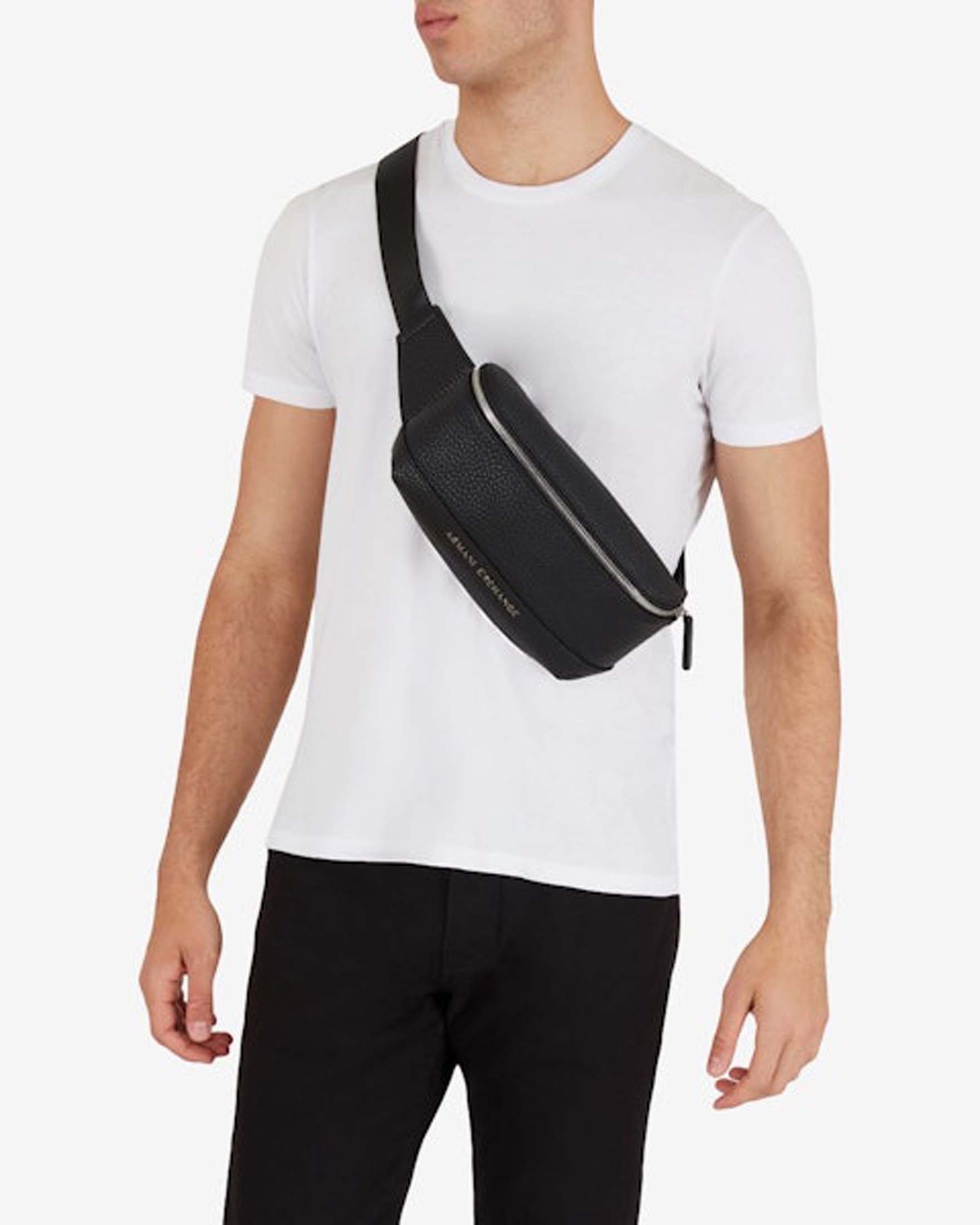 Marsupio Armani Exchange nero in similpelle martellata con logo scritta in metallo