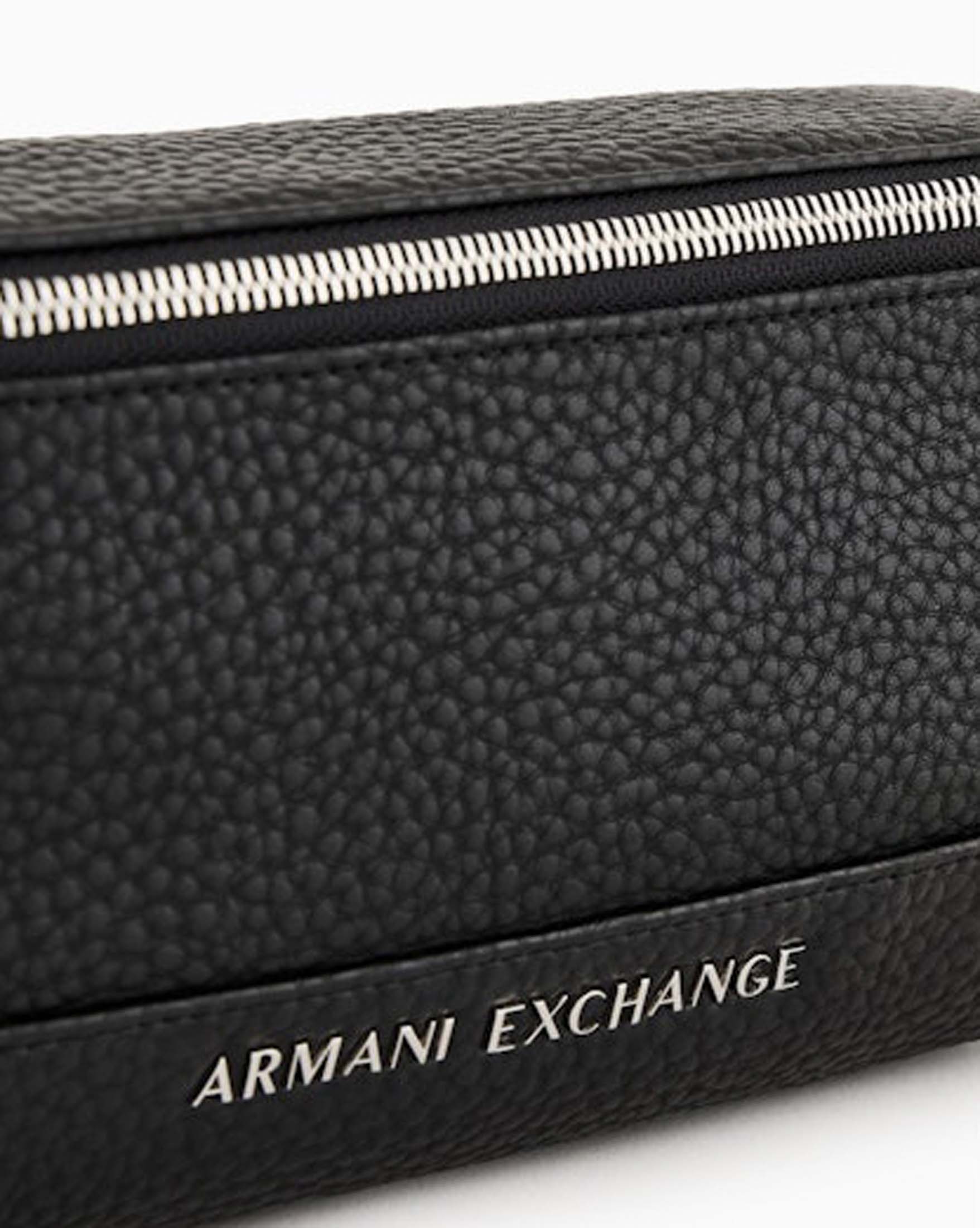 Marsupio Armani Exchange nero in similpelle martellata con logo scritta in metallo