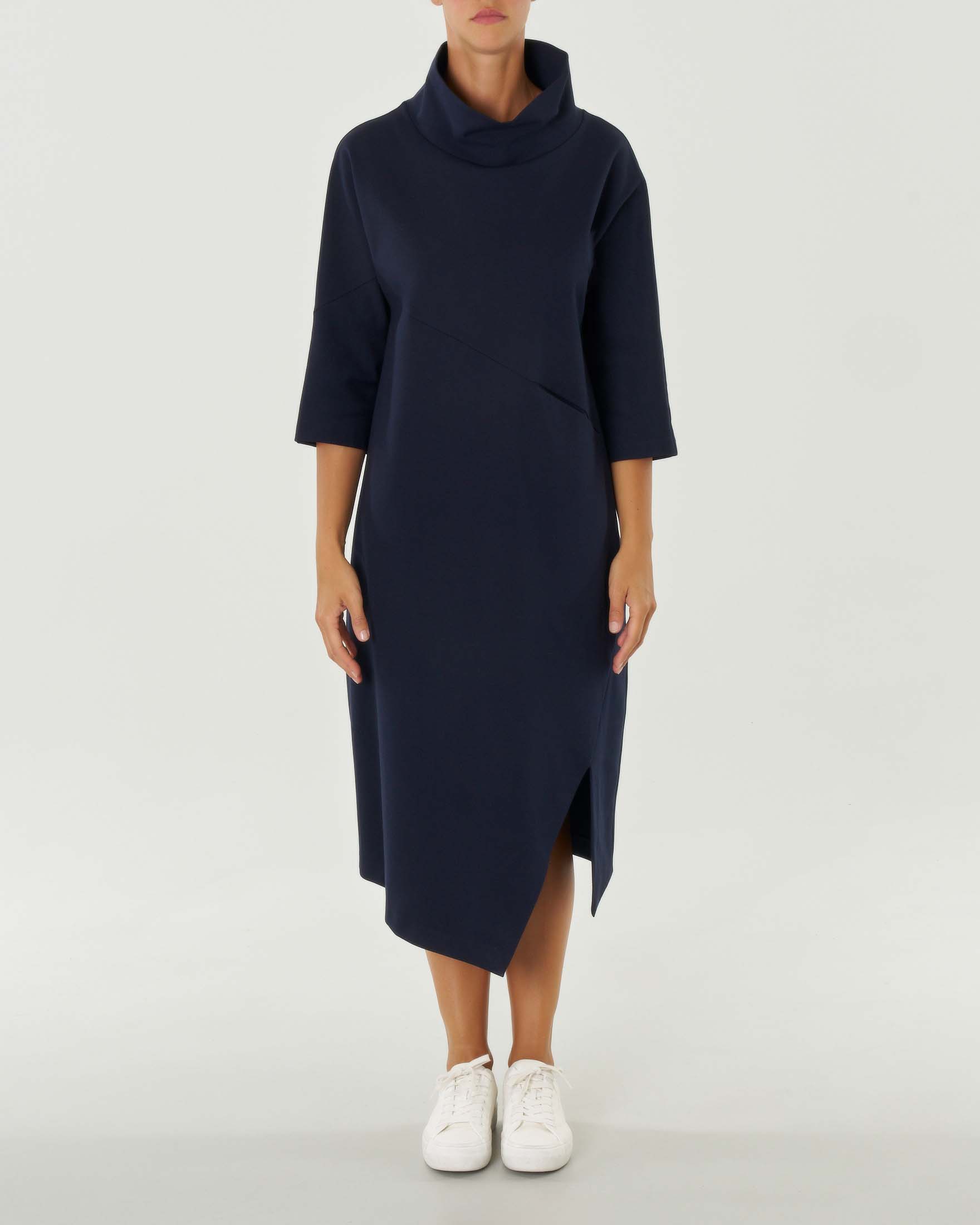 Abito lungo blu dalla linea ad uovo in jersey punto Milano con collo alto e fondo asimmmetrico