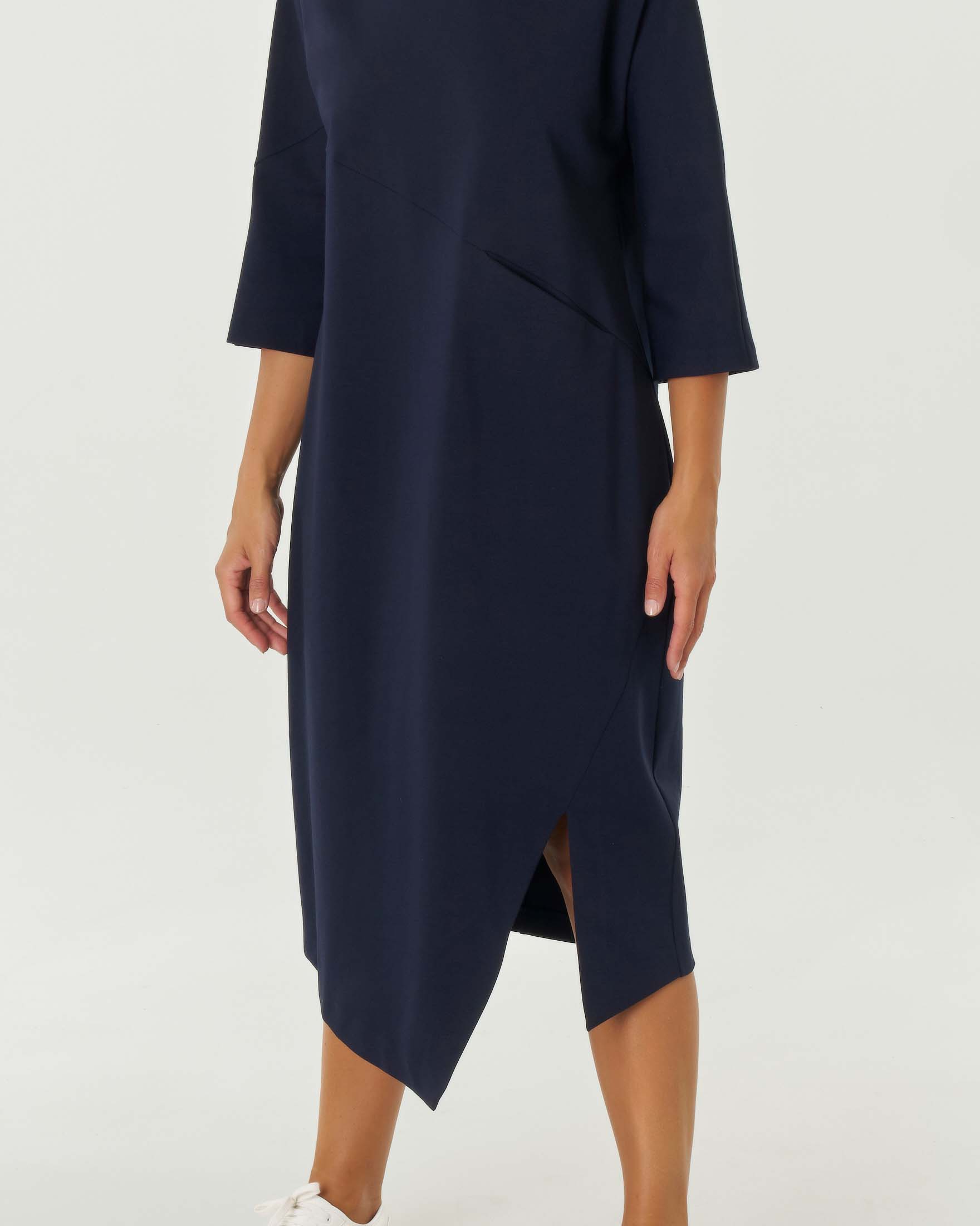 Abito lungo blu dalla linea ad uovo in jersey punto Milano con collo alto e fondo asimmmetrico image