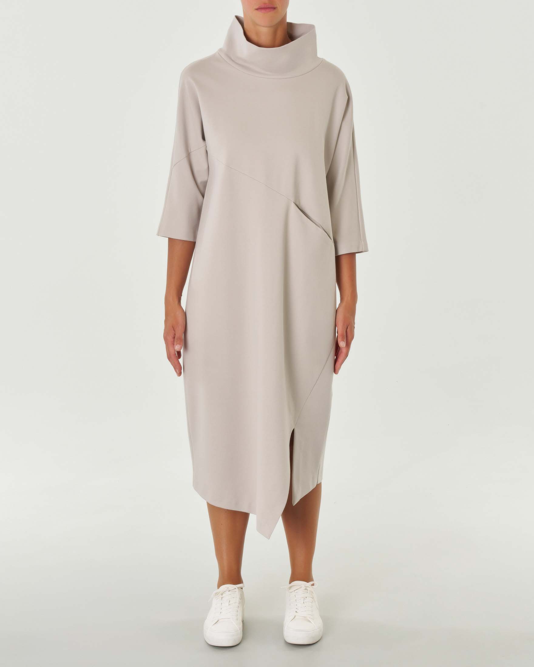 Abito lungo color gesso dalla linea ad uovo in jersey punto Milano con collo alto e fondo asimmmetrico