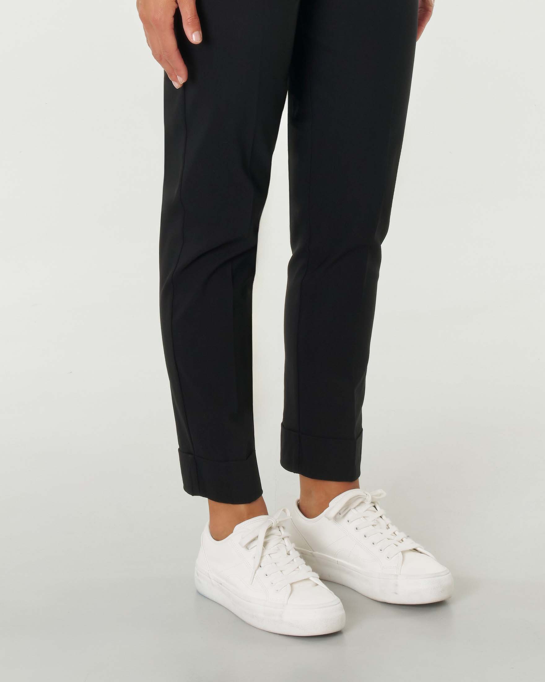 Pantaloni slim neri in bengalina di viscosa stretch con risvolto