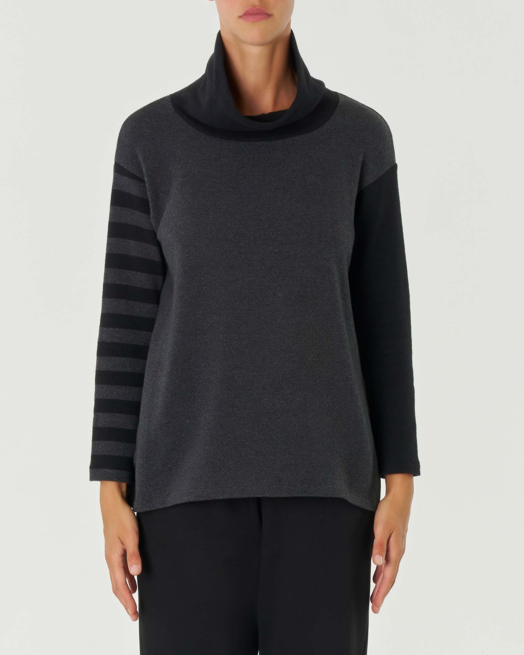Maglia antracite e nera in cotone stretch color-block con manica a righe e collo a ciambella