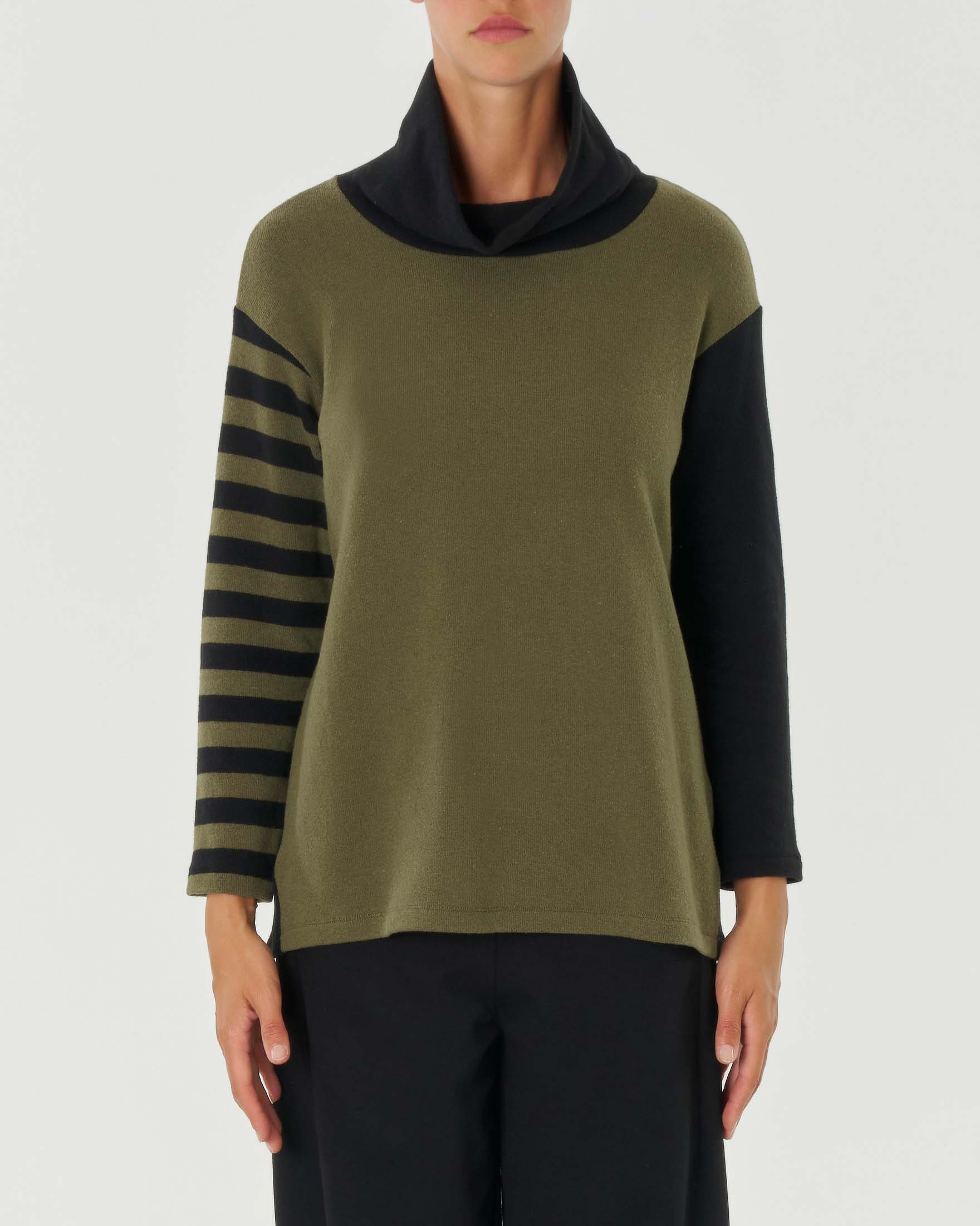 Maglia verde e nera in cotone stretch color-block con manica a righe e collo a ciambella