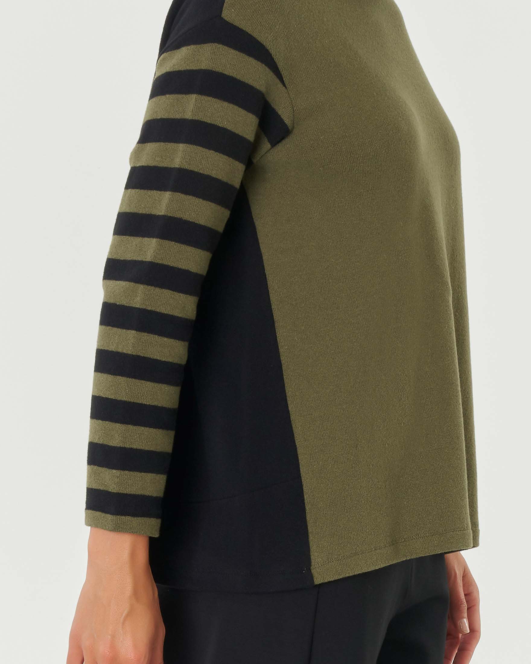 Maglia verde e nera in cotone stretch color-block con manica a righe e collo a ciambella image