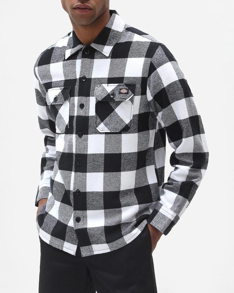 Camicia bianca e nera in flanella di cotone a fantasia buffalo check con tasche applicate