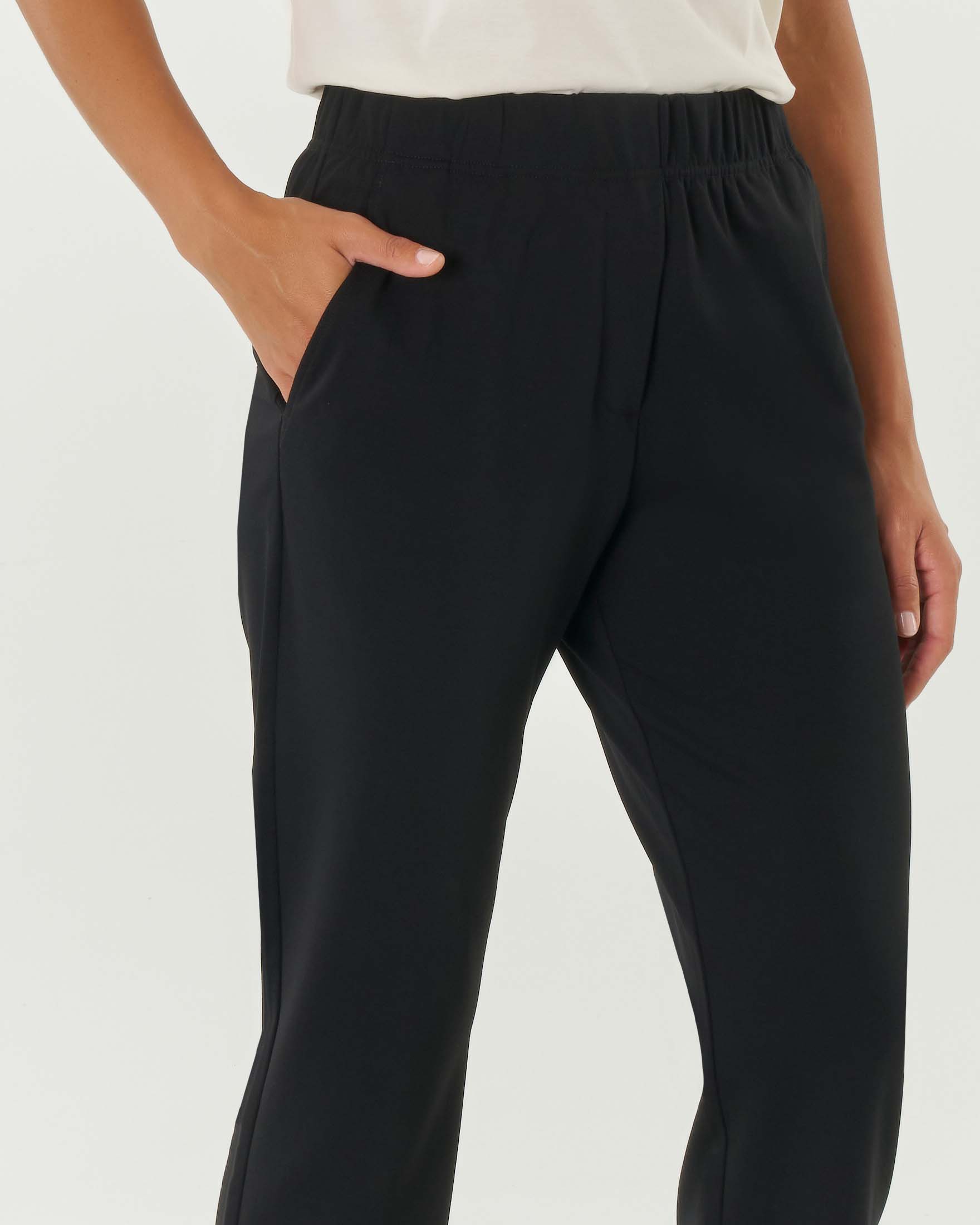 Pantaloni a gamba dritta neri in jersey punto Milano con elastico inserito nella fascia in vita image