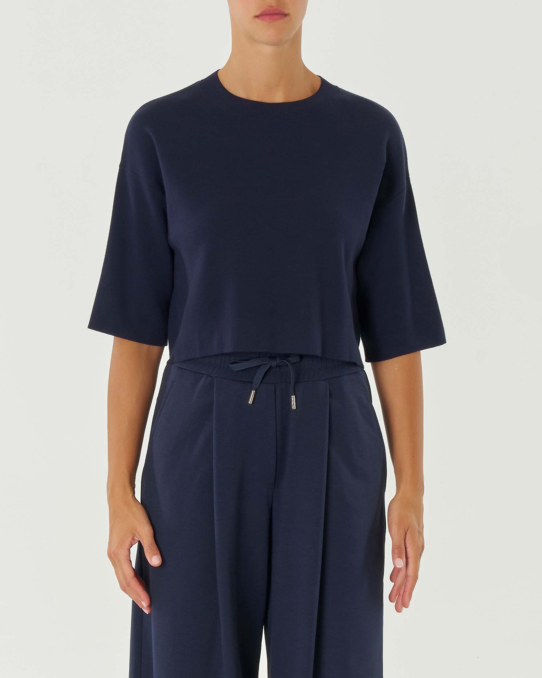 Maglia blu cropped in misto viscosa con maniche al gomito