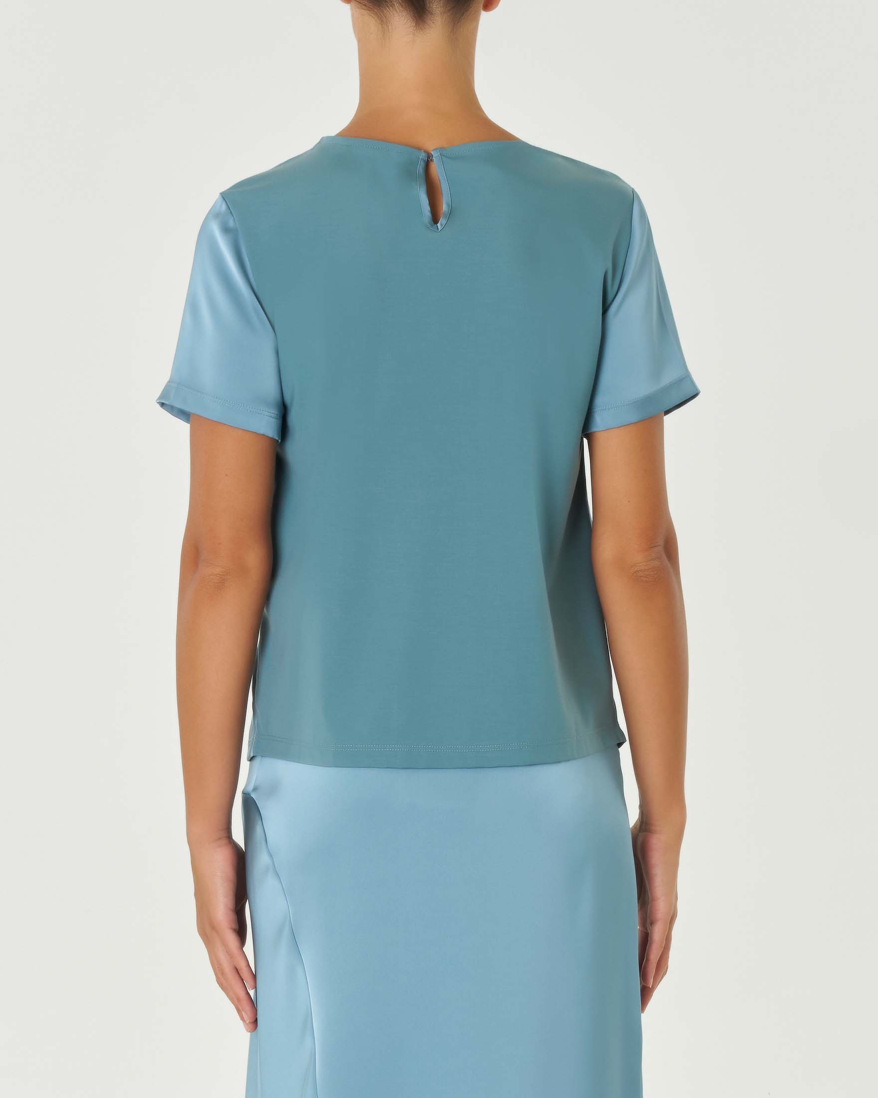 Blusa azzurra in raso a mezze maniche con scollo a giro e inserto sul retro in
