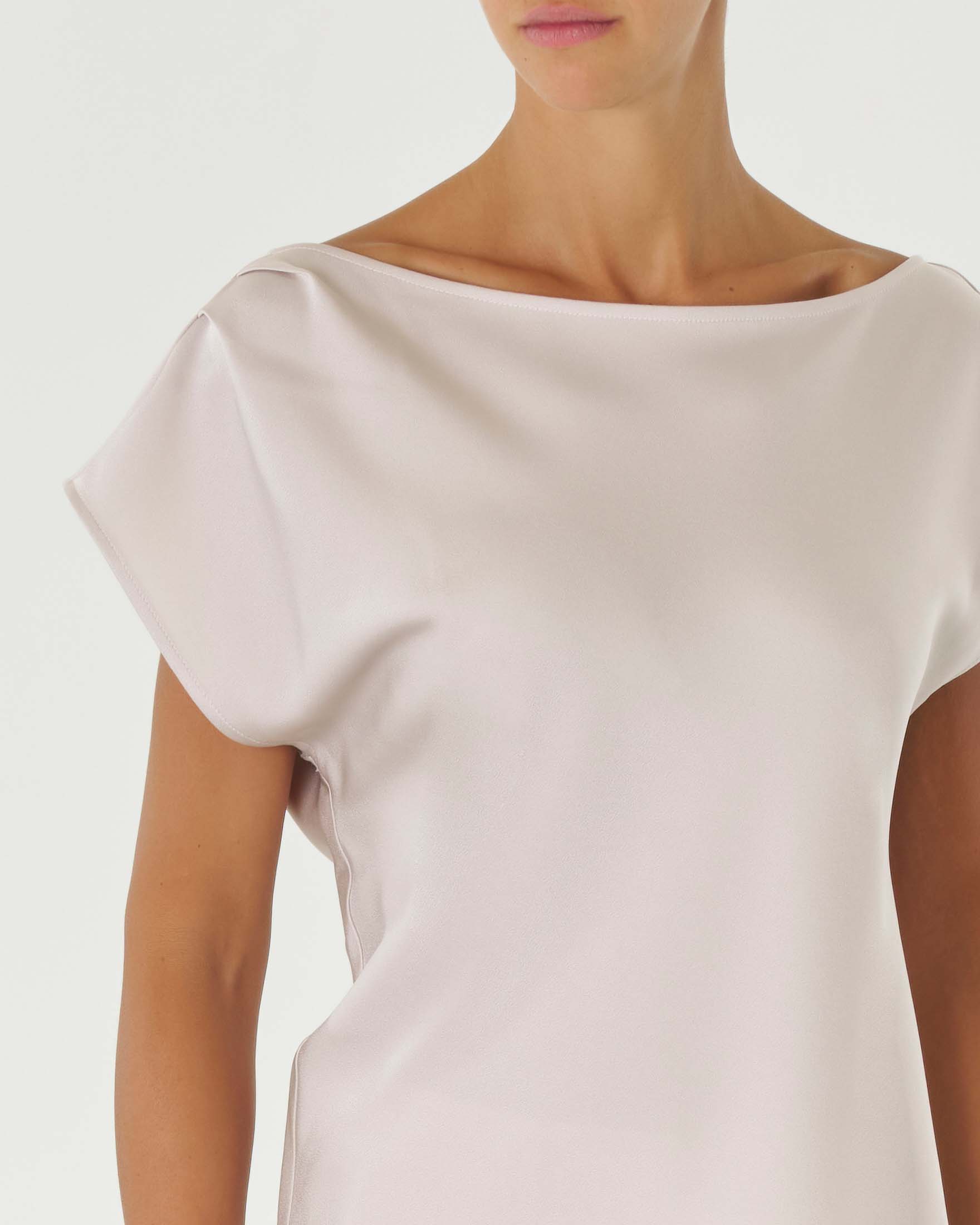 Blusa monospalla color gesso in tessuto effetto raso con motivo a drappeggio
